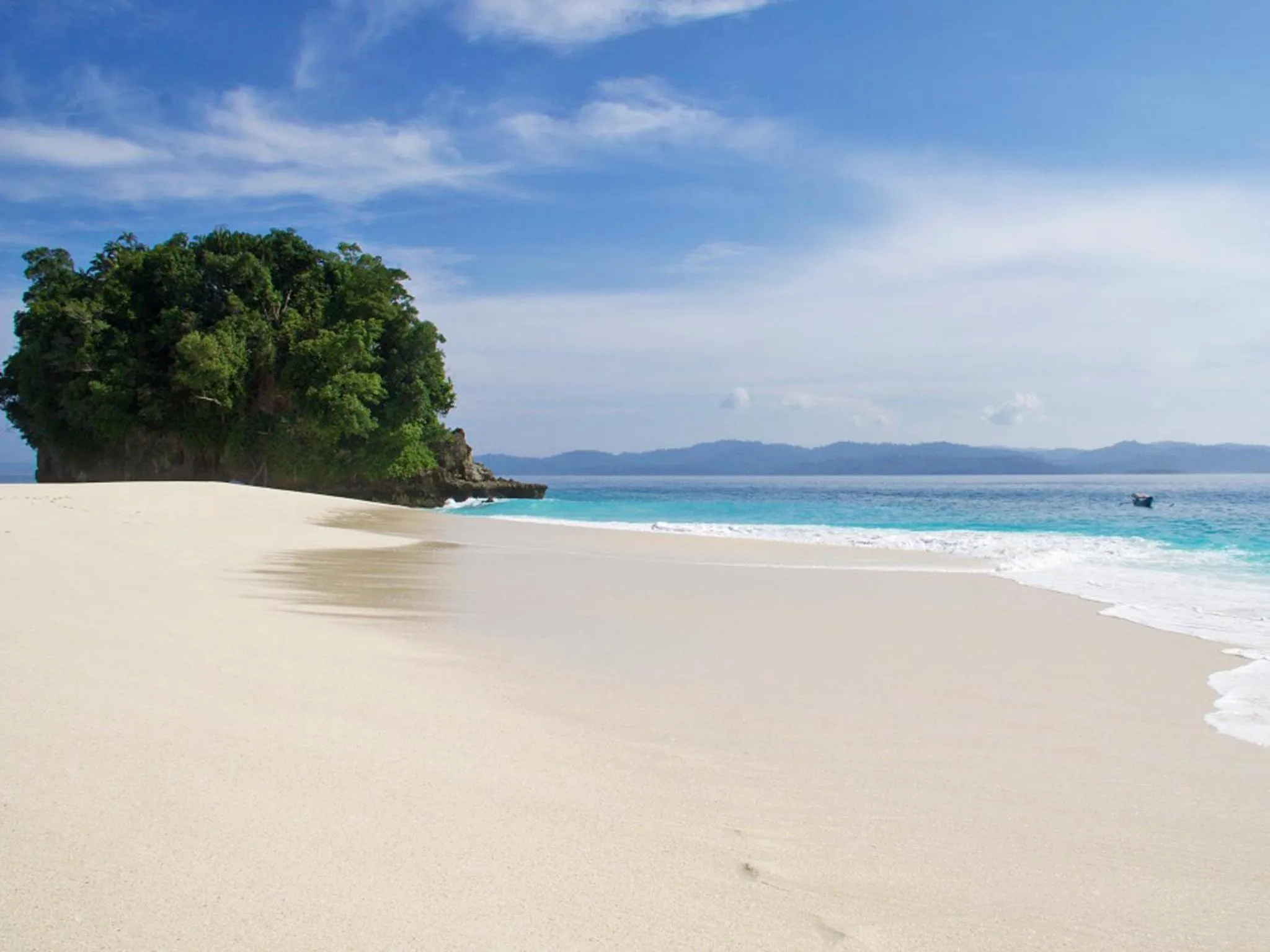 Beach in Simeulue Surflodges