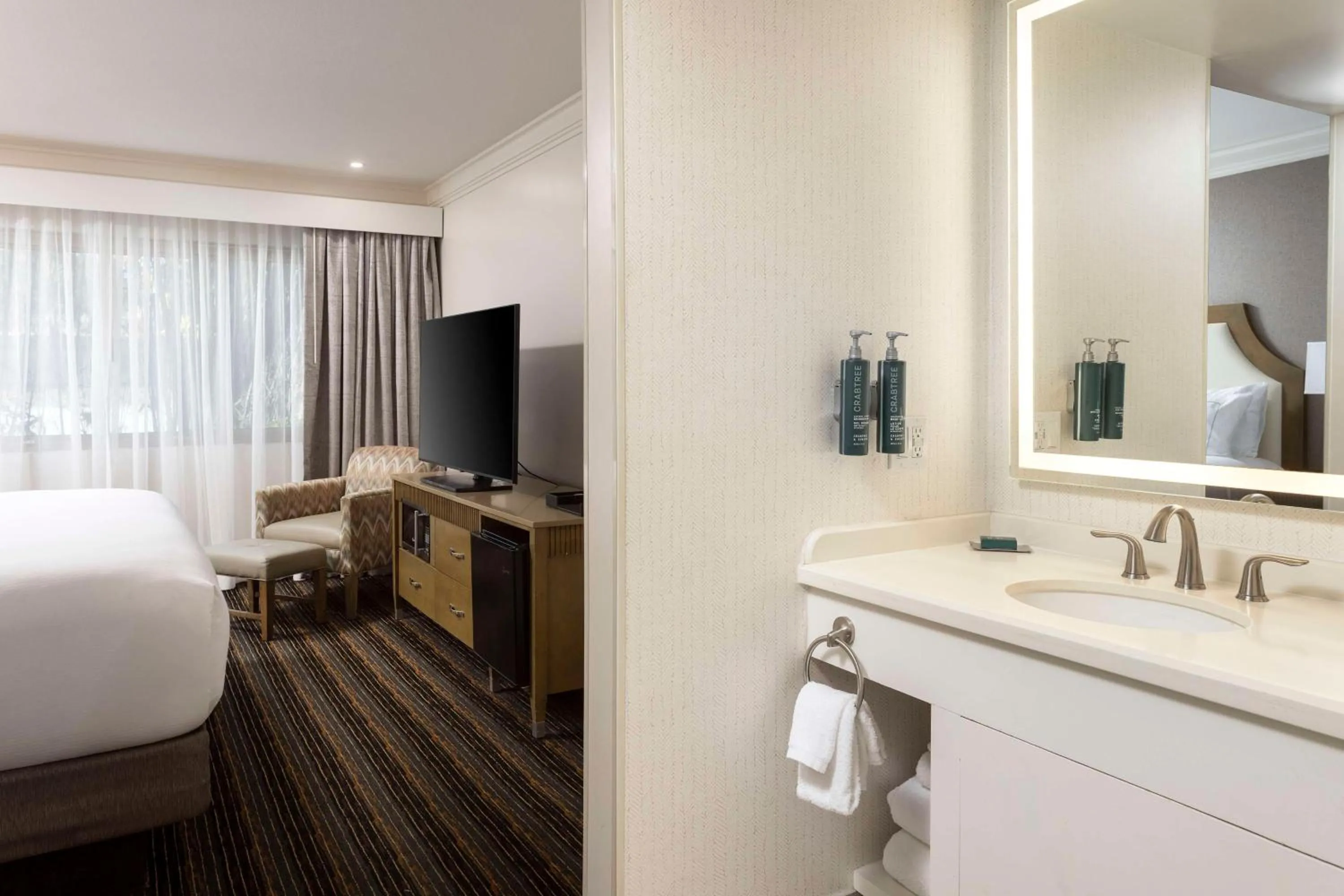 Bed in DoubleTree by Hilton San Diego Bayside