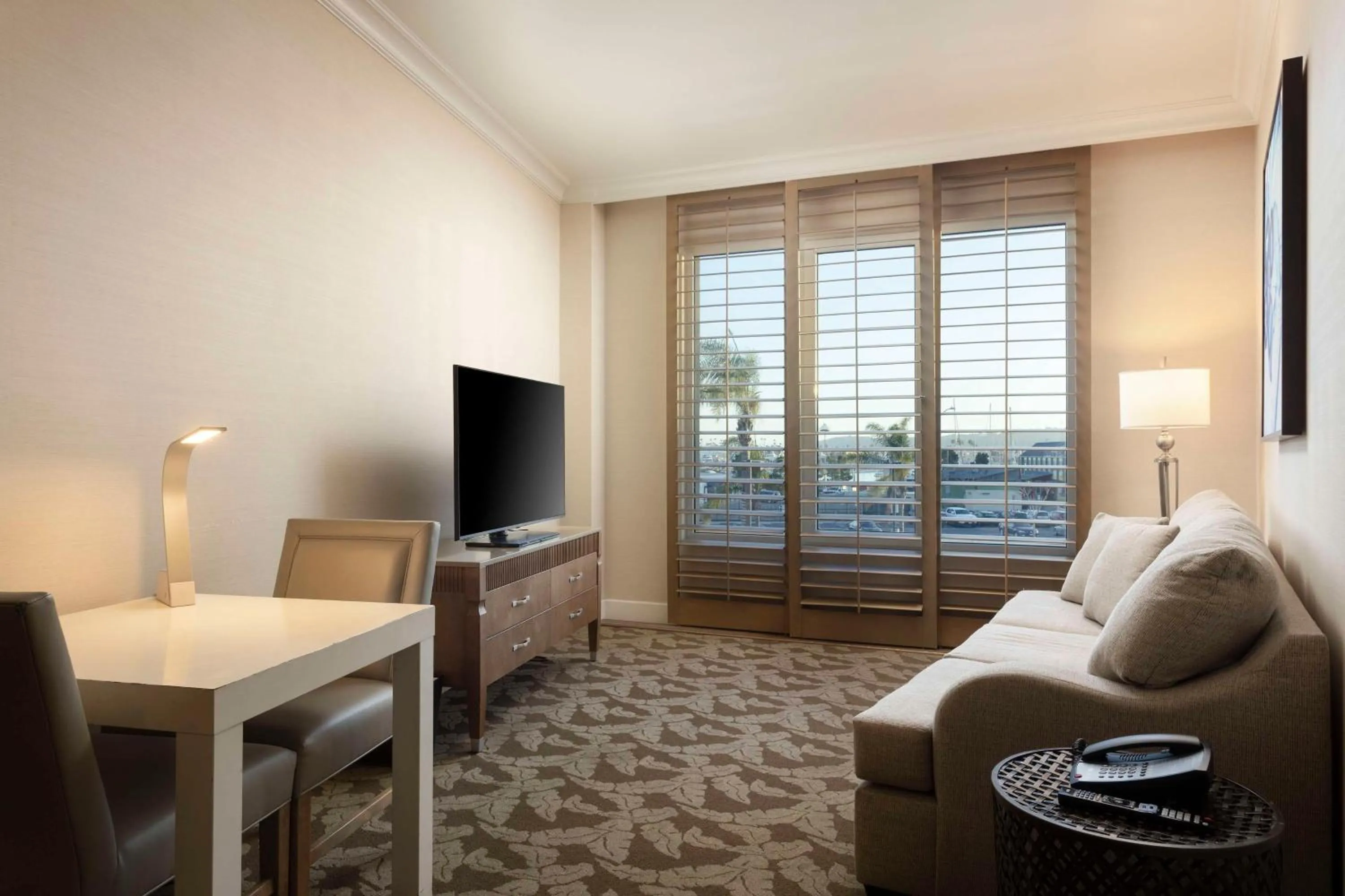 Living room in DoubleTree by Hilton San Diego Bayside