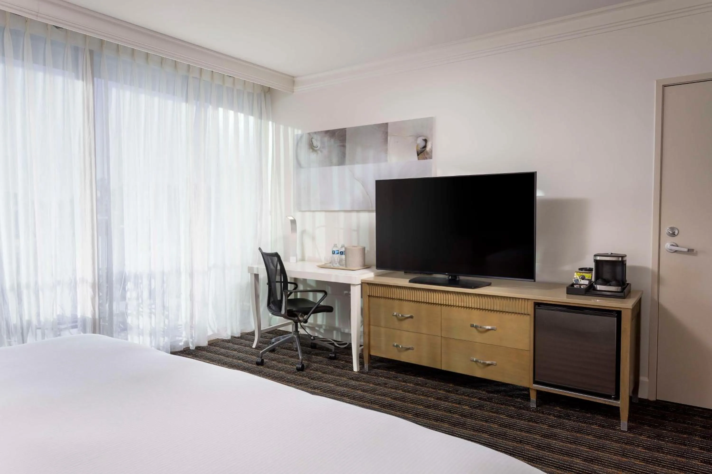 Bedroom, Bed in DoubleTree by Hilton San Diego Bayside