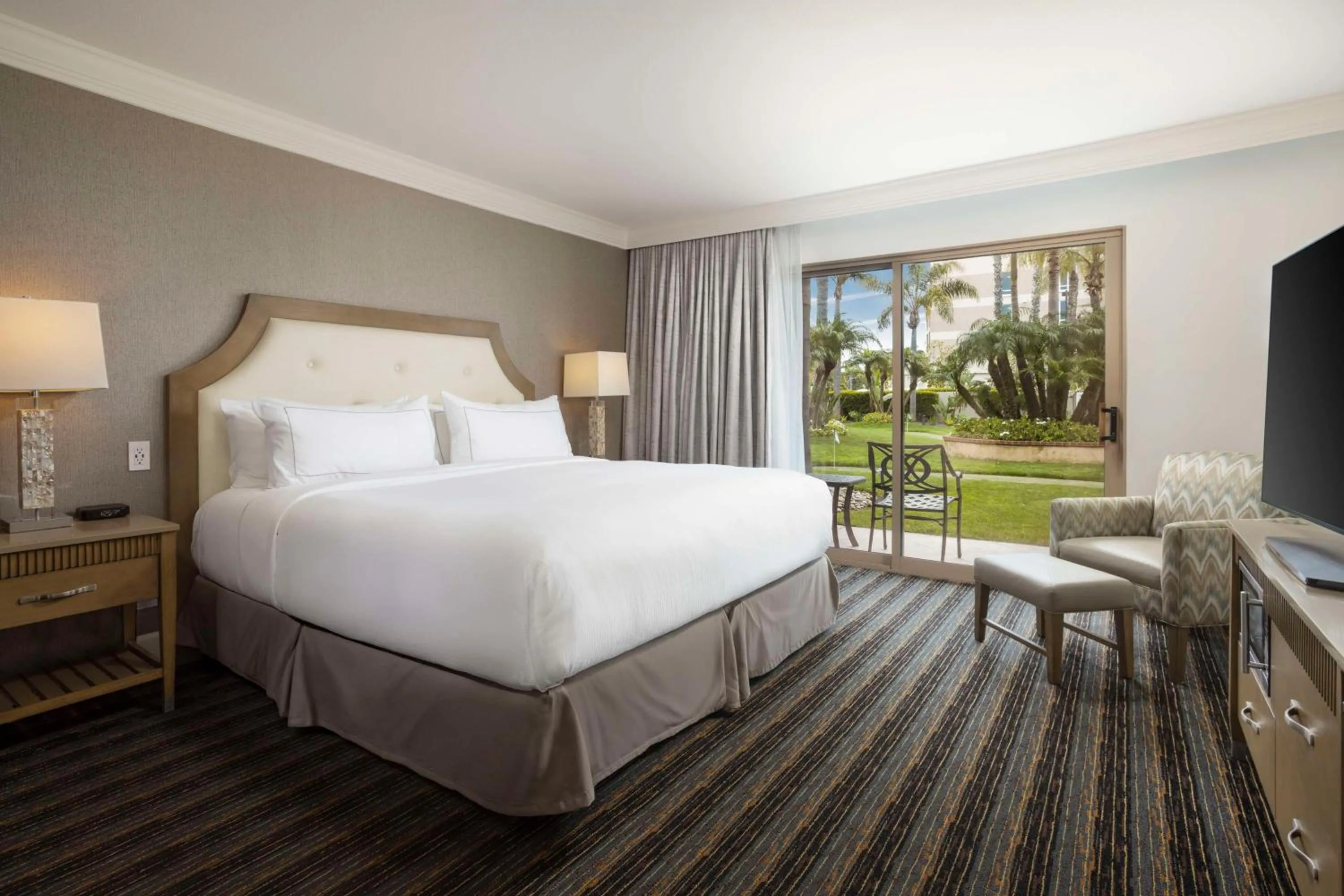 Bed in DoubleTree by Hilton San Diego Bayside