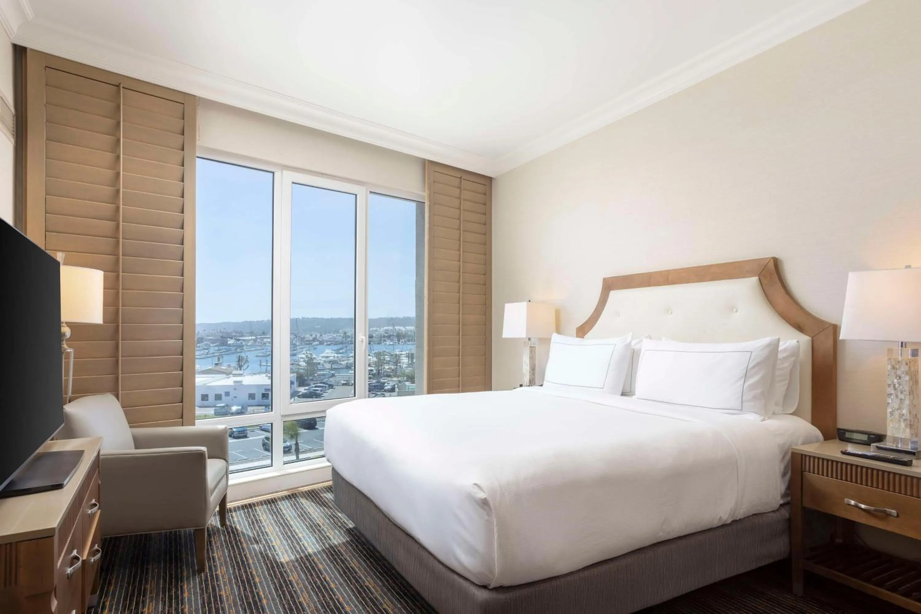 Bed in DoubleTree by Hilton San Diego Bayside