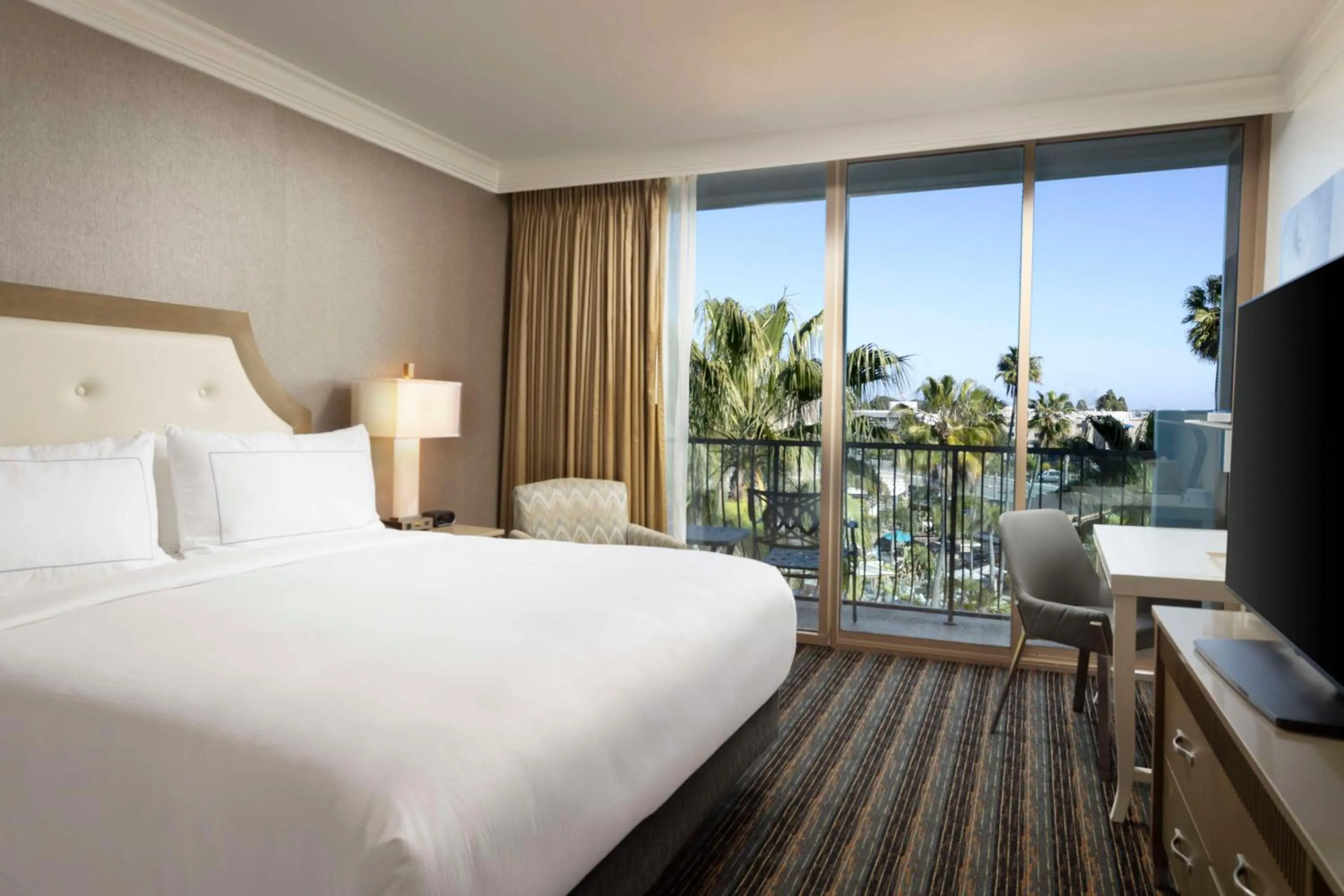 Bed in DoubleTree by Hilton San Diego Bayside