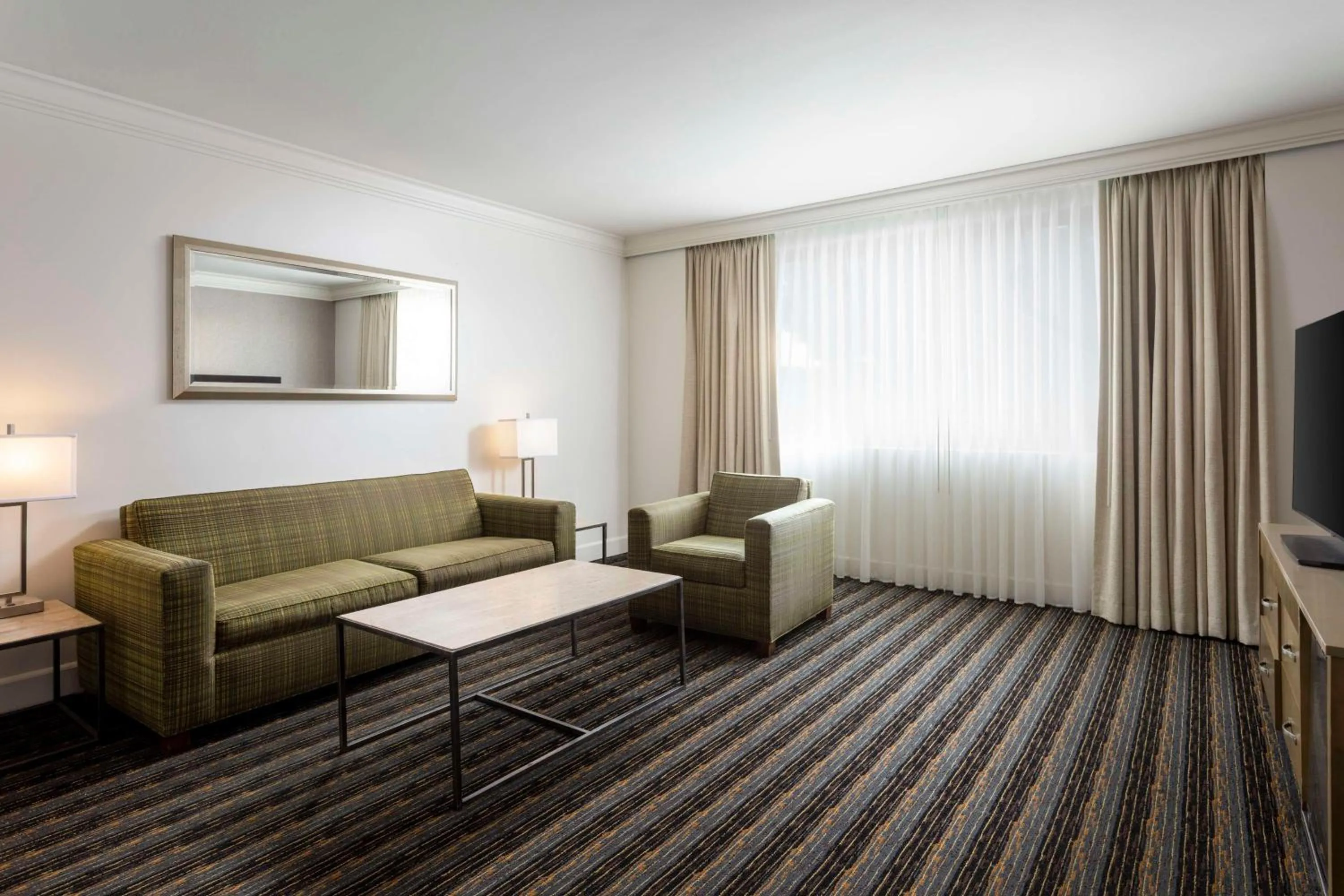 Living room in DoubleTree by Hilton San Diego Bayside