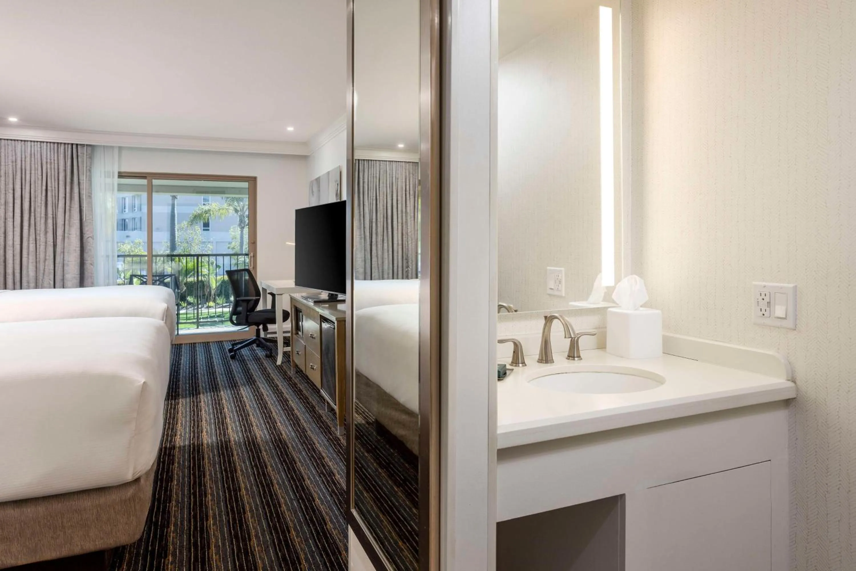 Living room, Bed in DoubleTree by Hilton San Diego Bayside