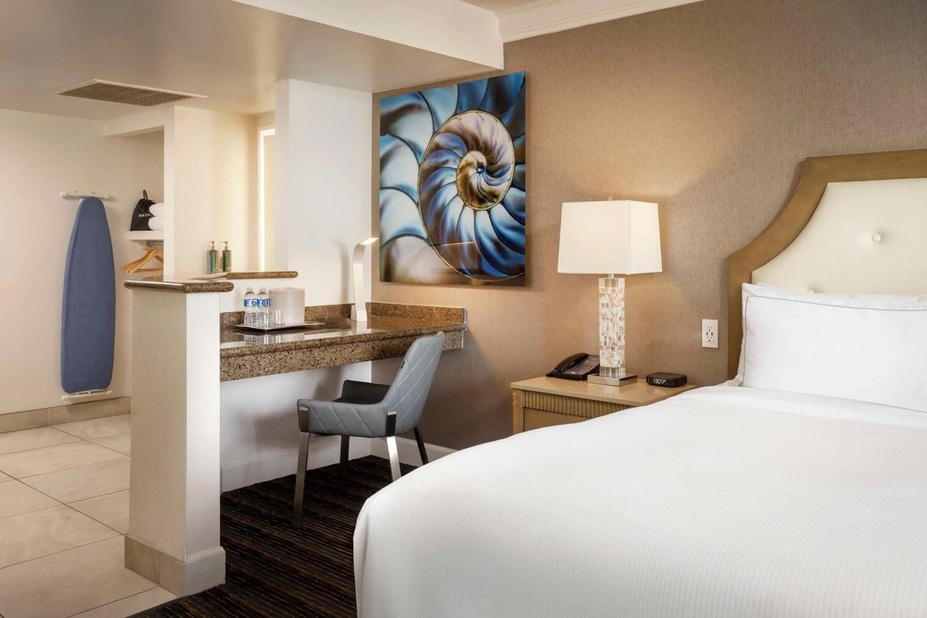 Bed in DoubleTree by Hilton San Diego Bayside