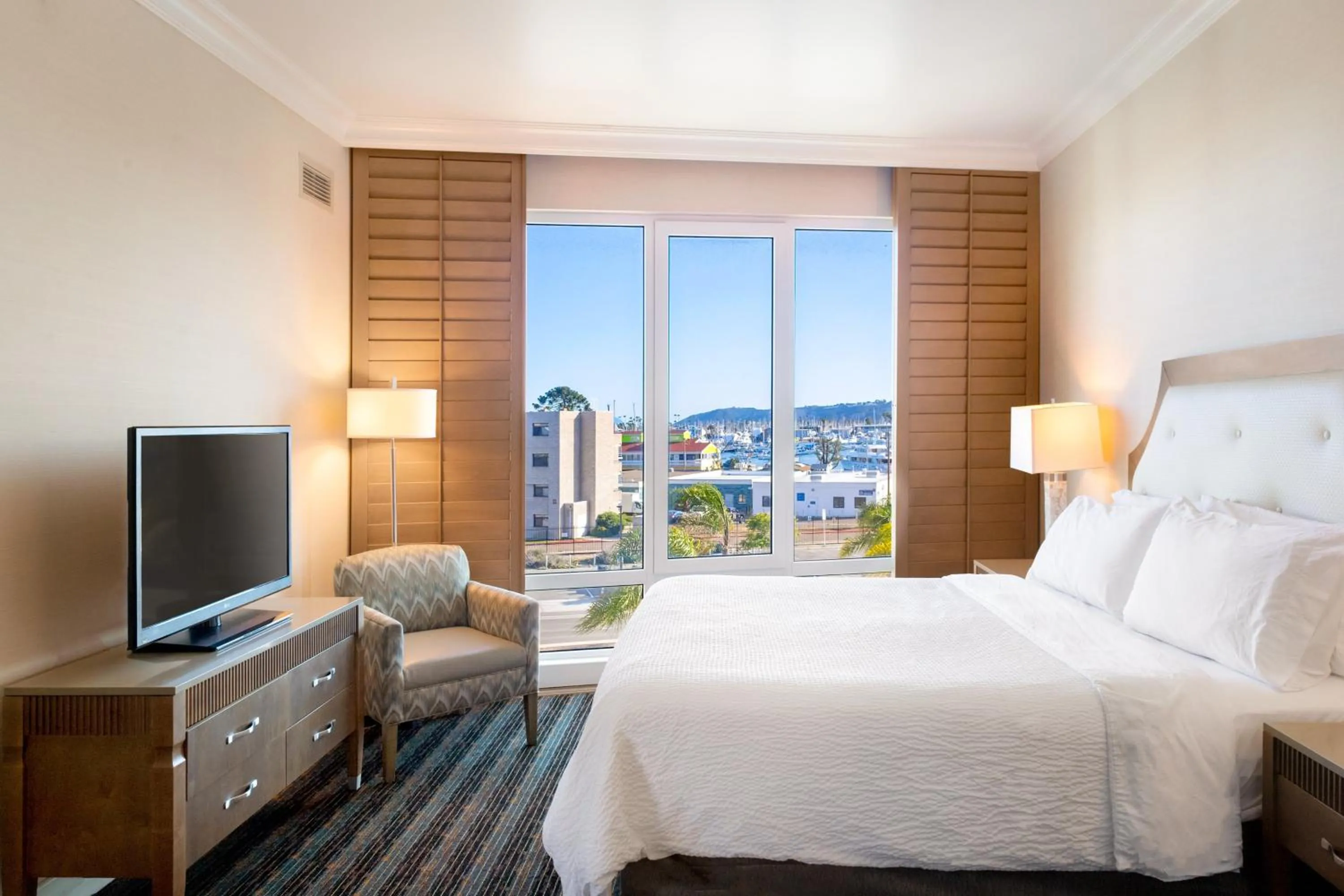 Bedroom, Bed in DoubleTree by Hilton San Diego Bayside