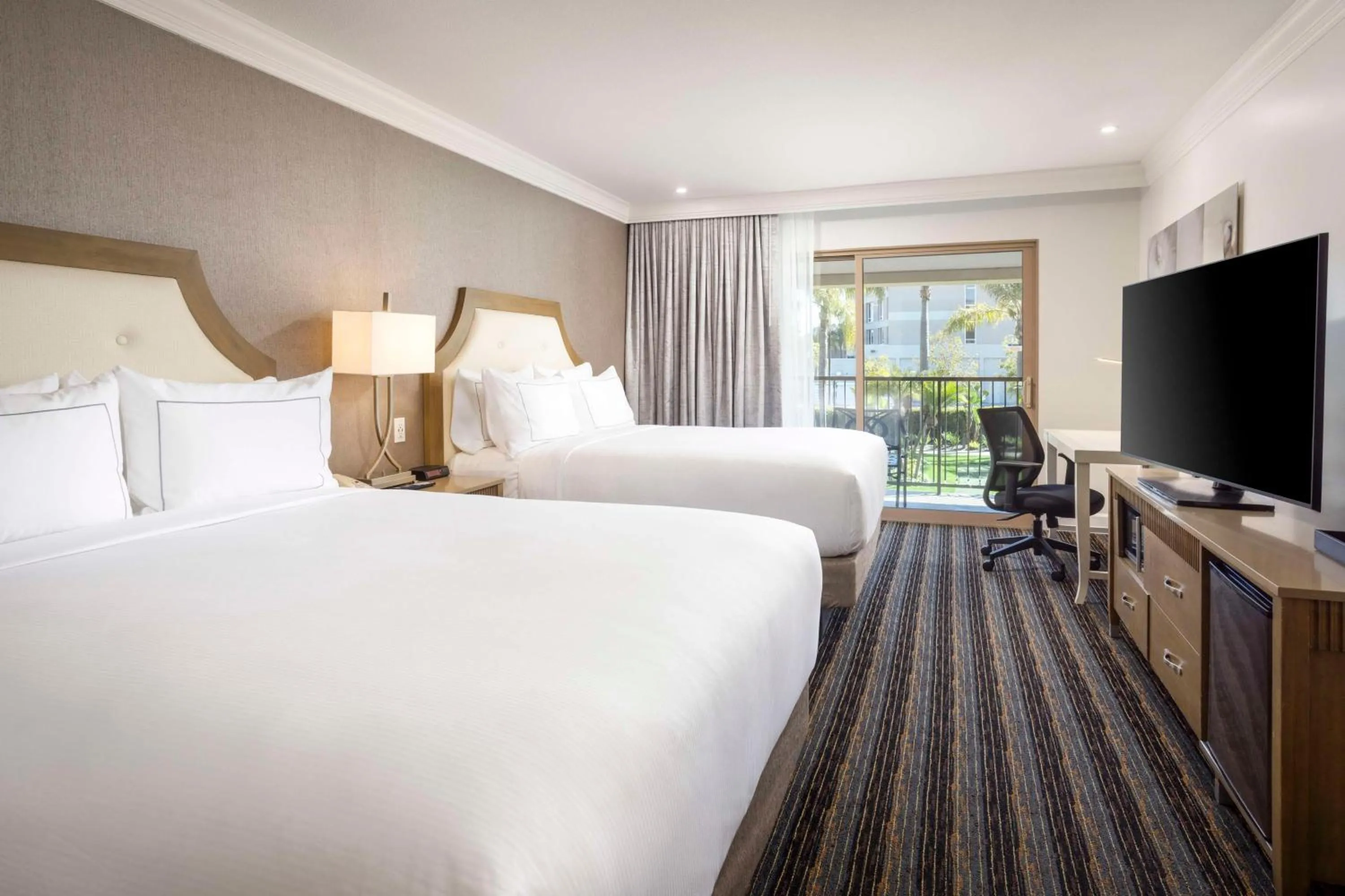 Bed in DoubleTree by Hilton San Diego Bayside