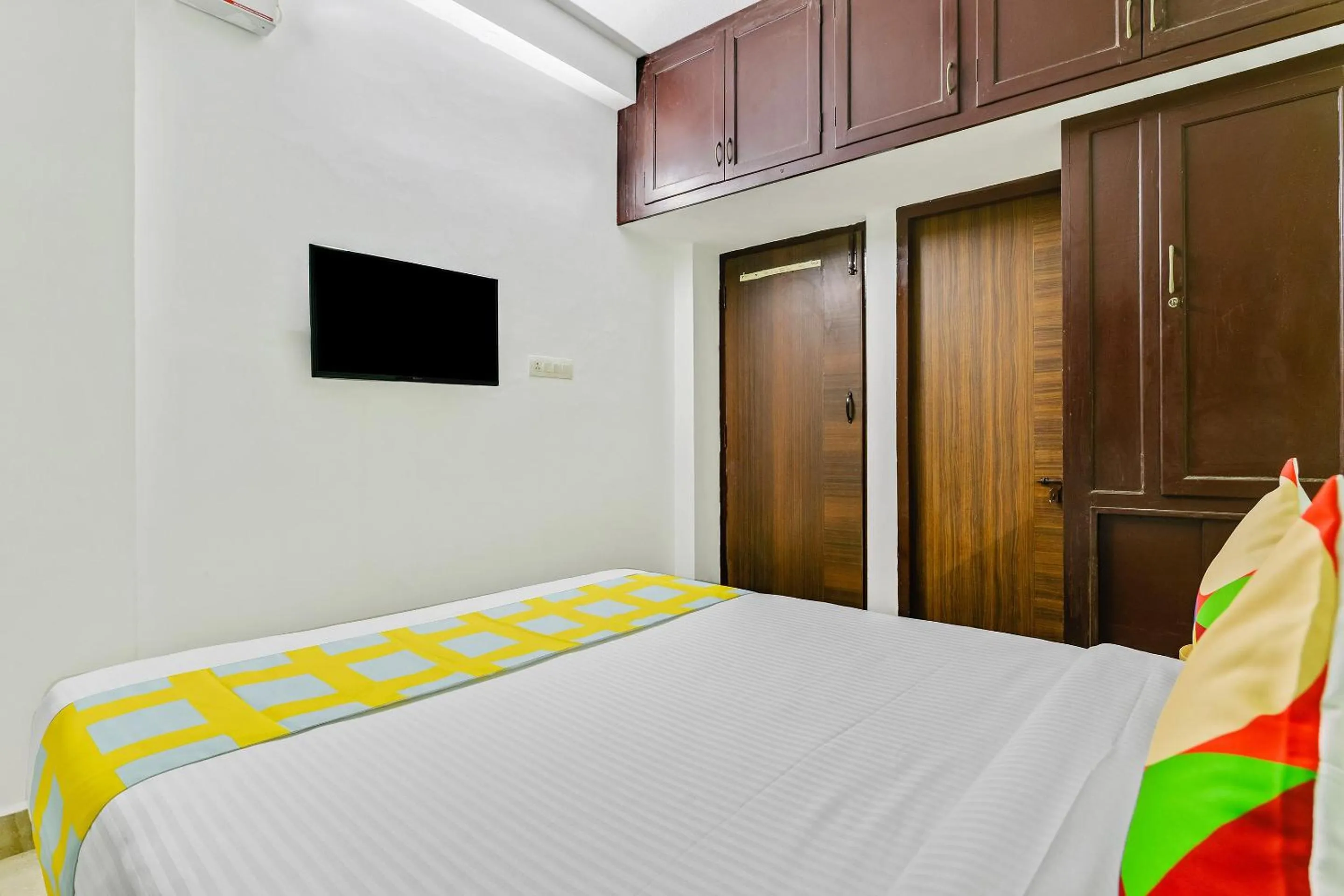 Bedroom, Bed in Hotel O G-Cloud