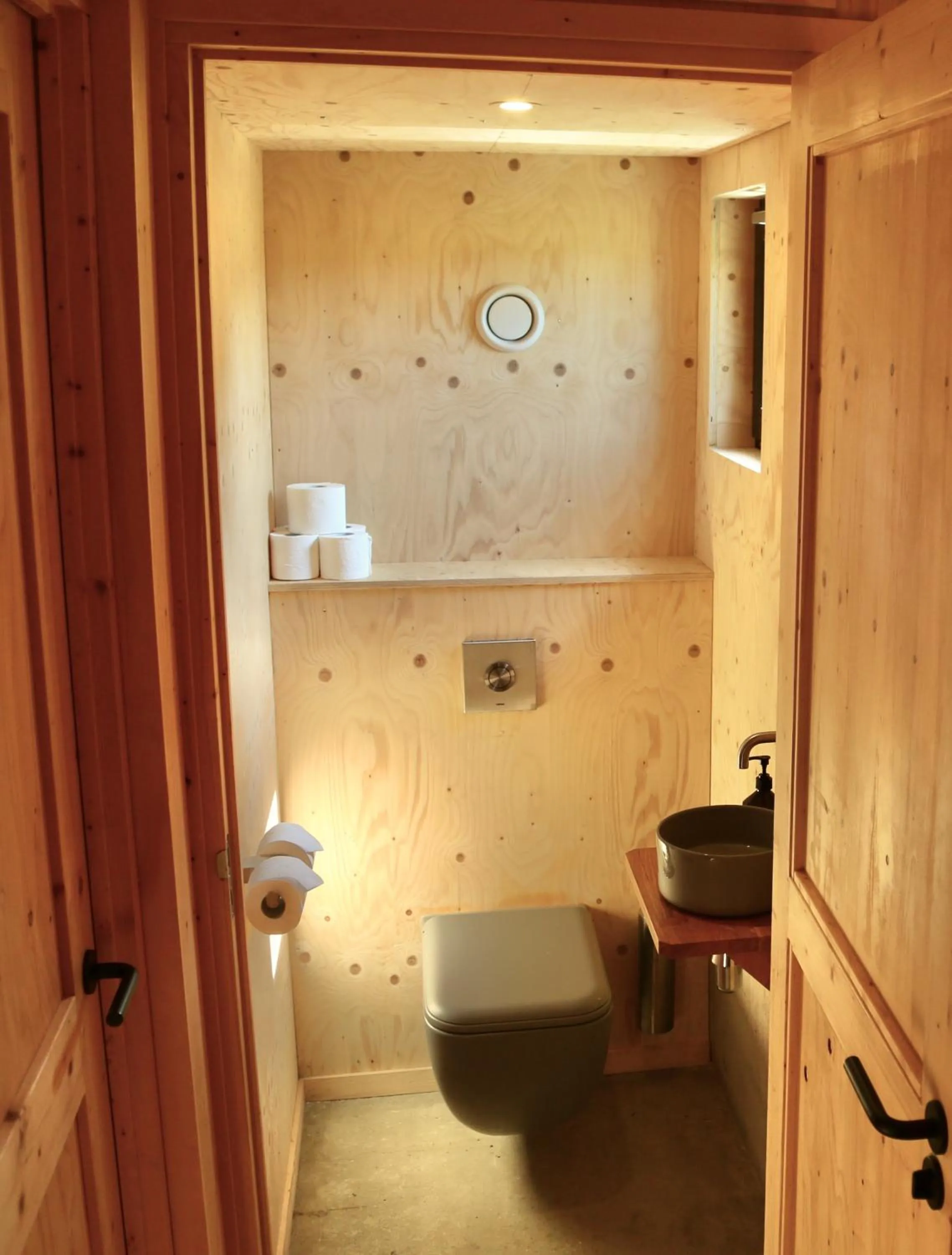 Toilet in Basecamp Amsterdam