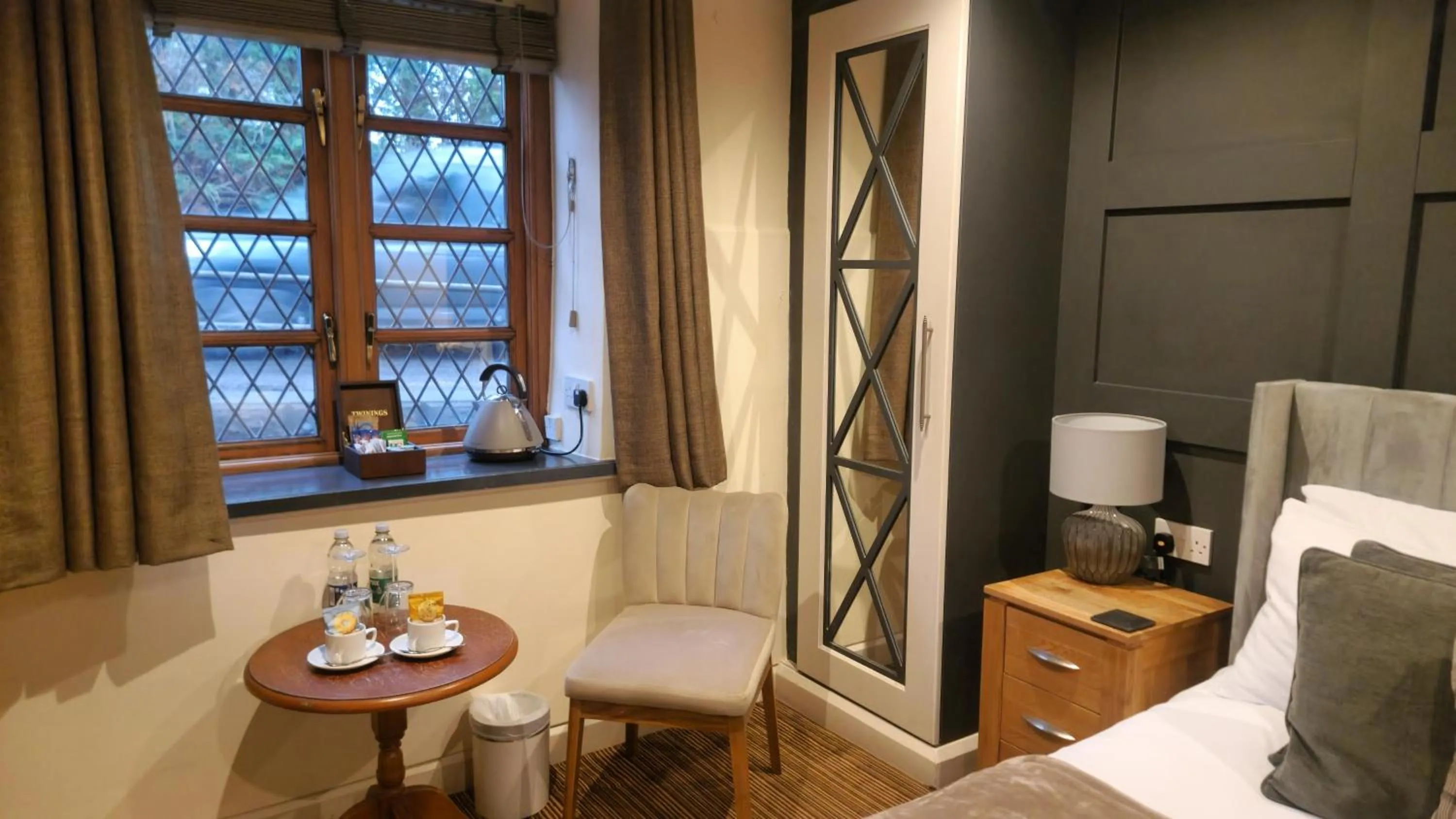 Coffee/tea facilities, Bed in The Punch Bowl Inn