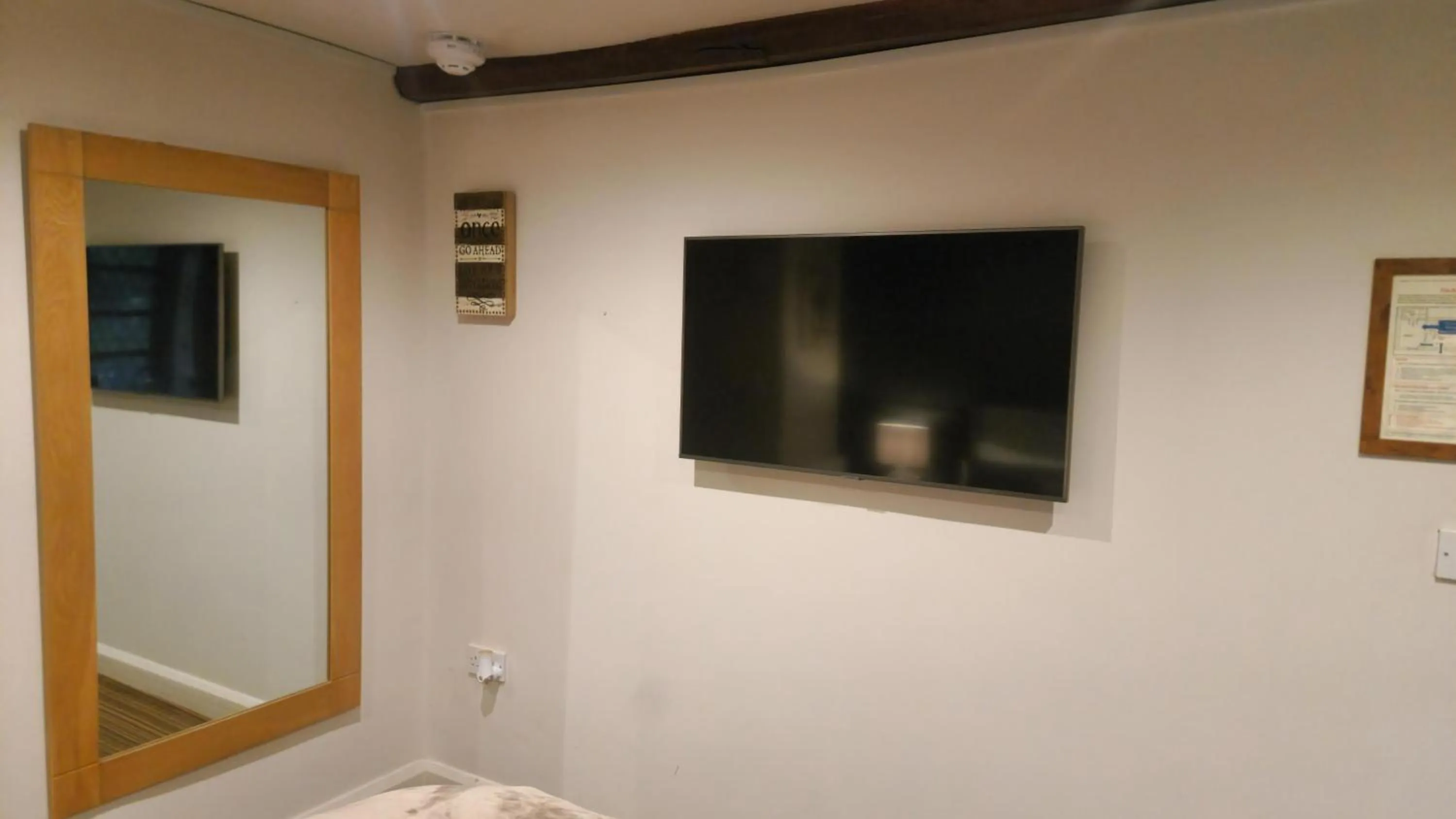 TV and multimedia in The Punch Bowl Inn