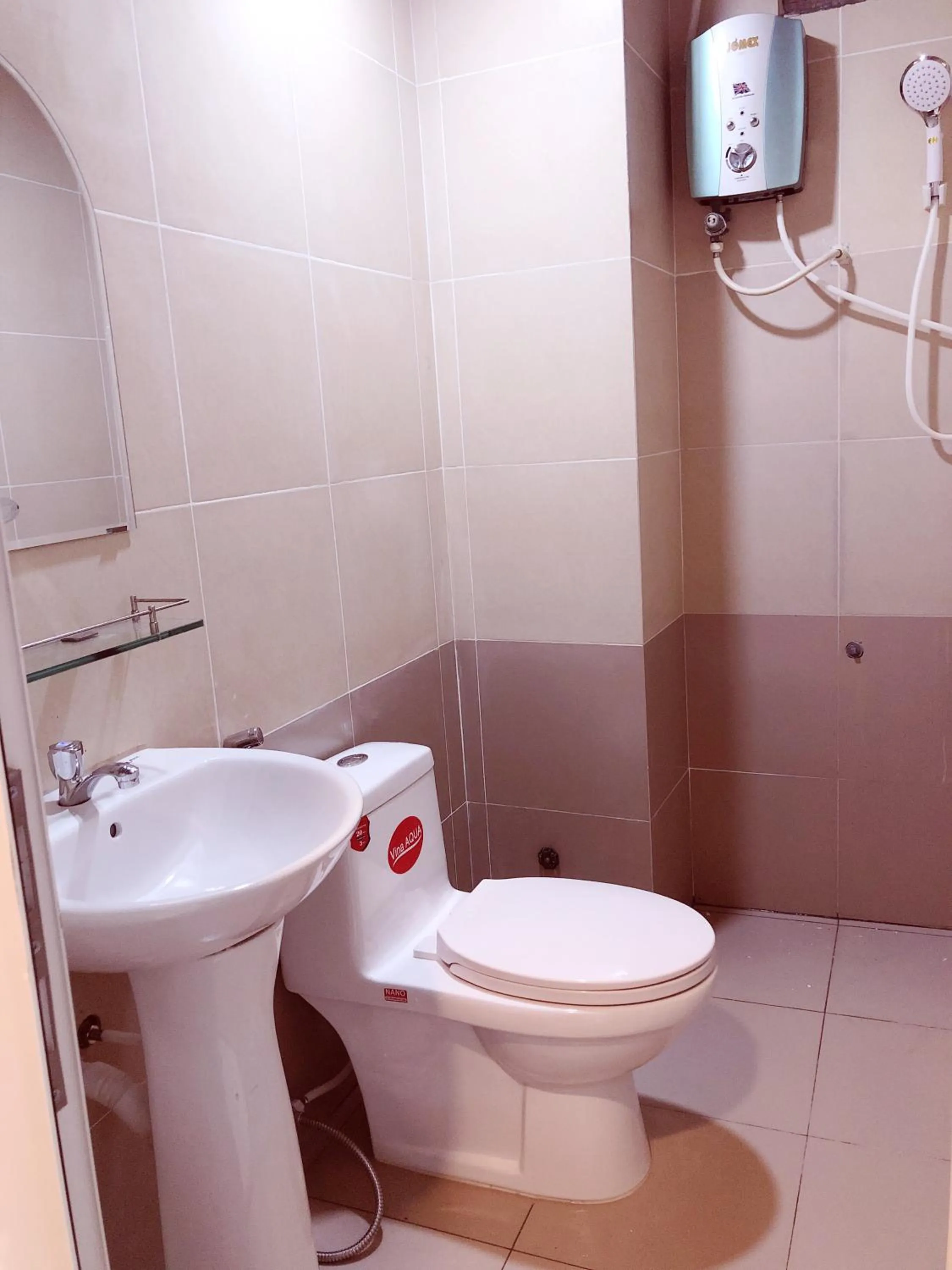 Shower in Aurora Hotel