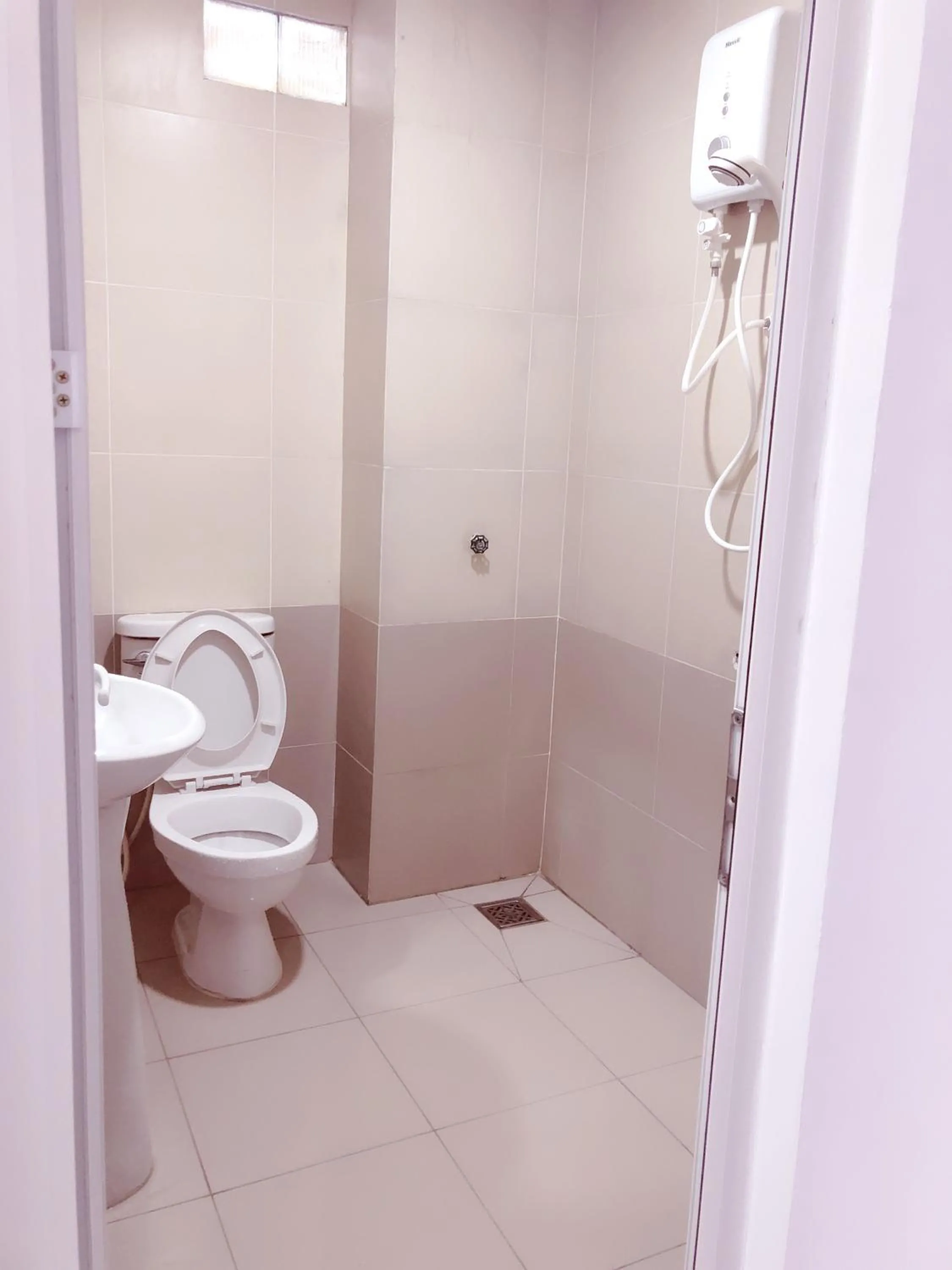 Shower in Aurora Hotel