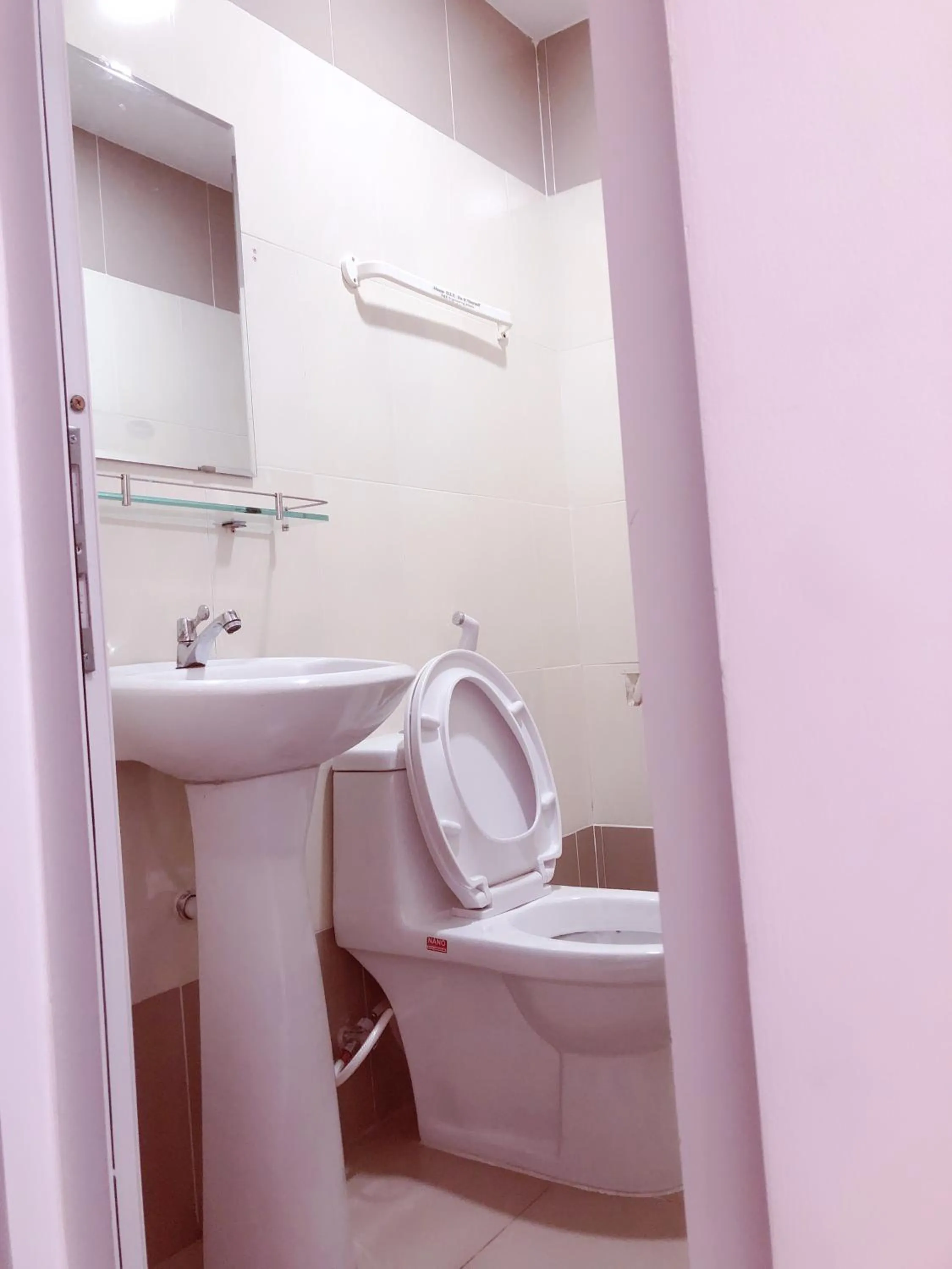 Toilet in Aurora Hotel