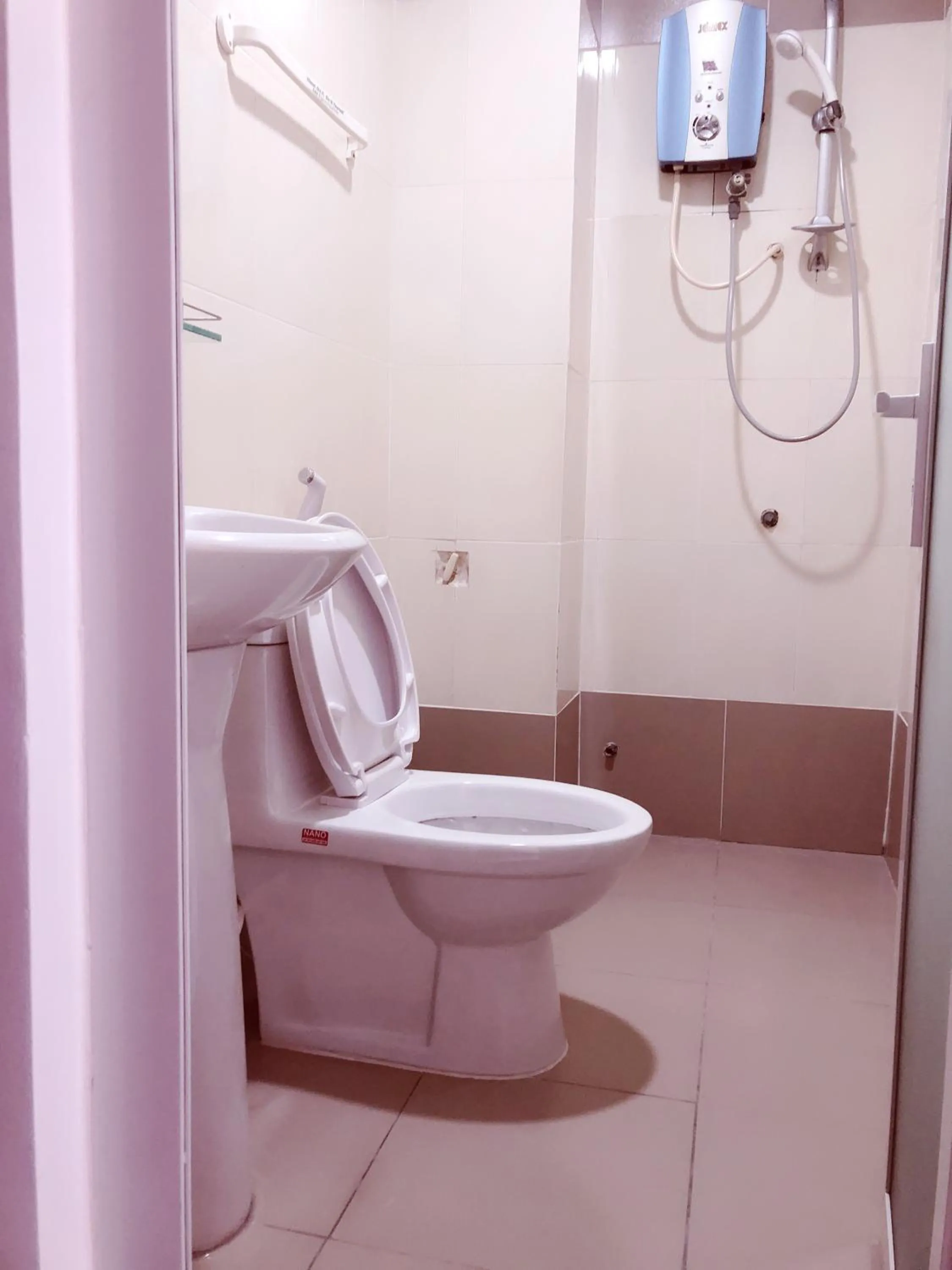 Toilet in Aurora Hotel