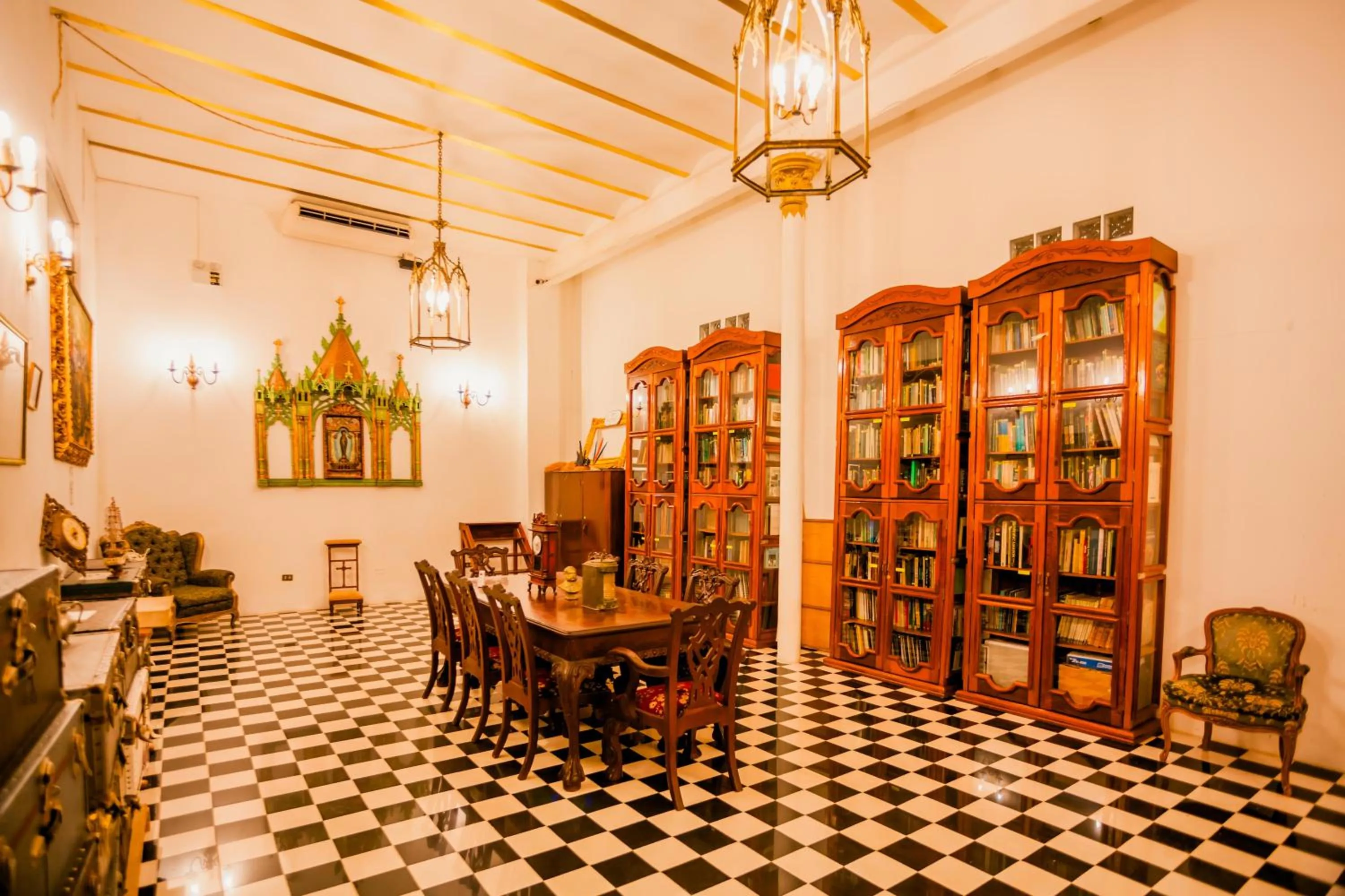 Library in Casa Morey