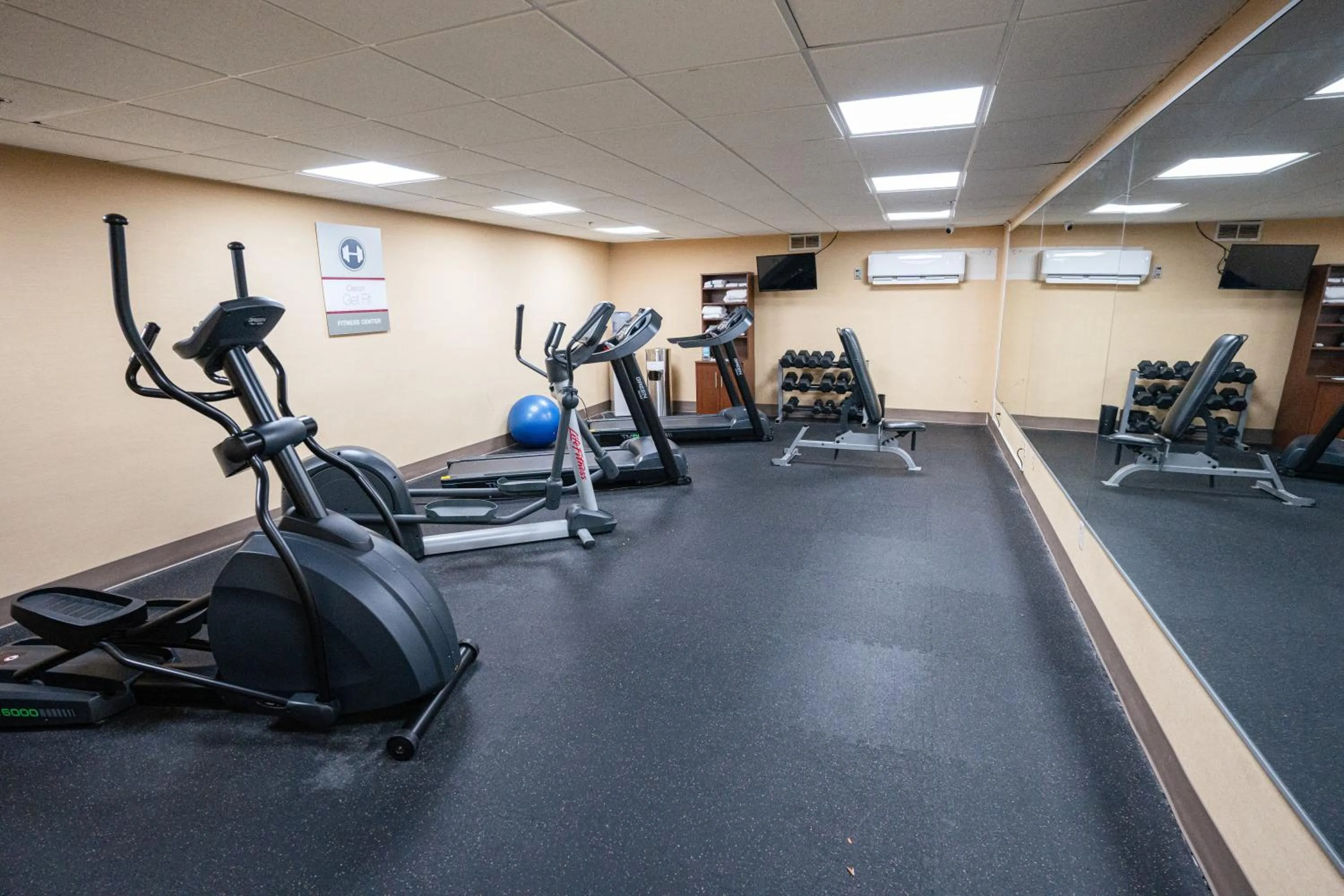 Fitness centre/facilities in Clarion Hotel Detroit Metro Airport