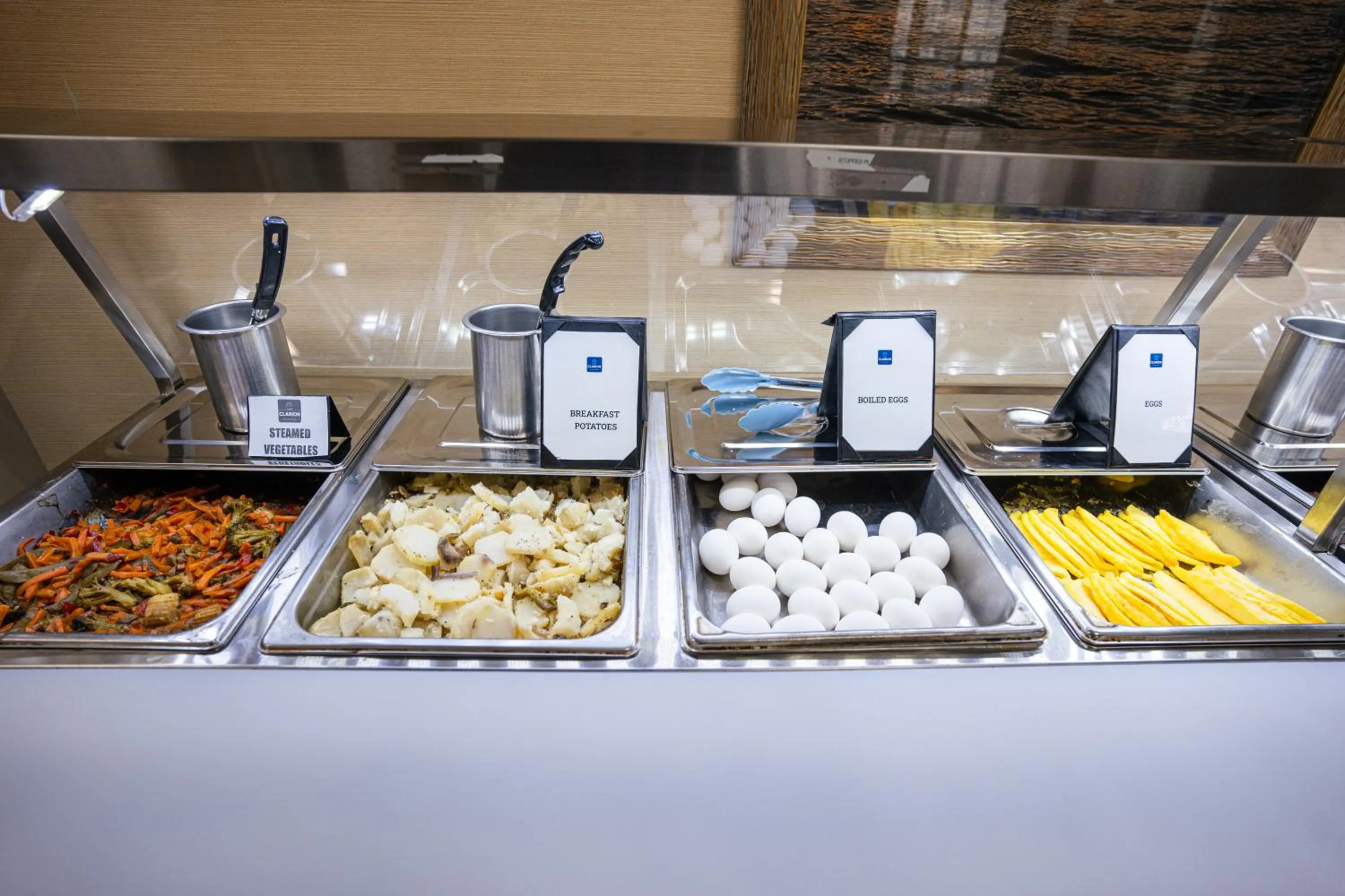 Food and drinks in Clarion Hotel Detroit Metro Airport