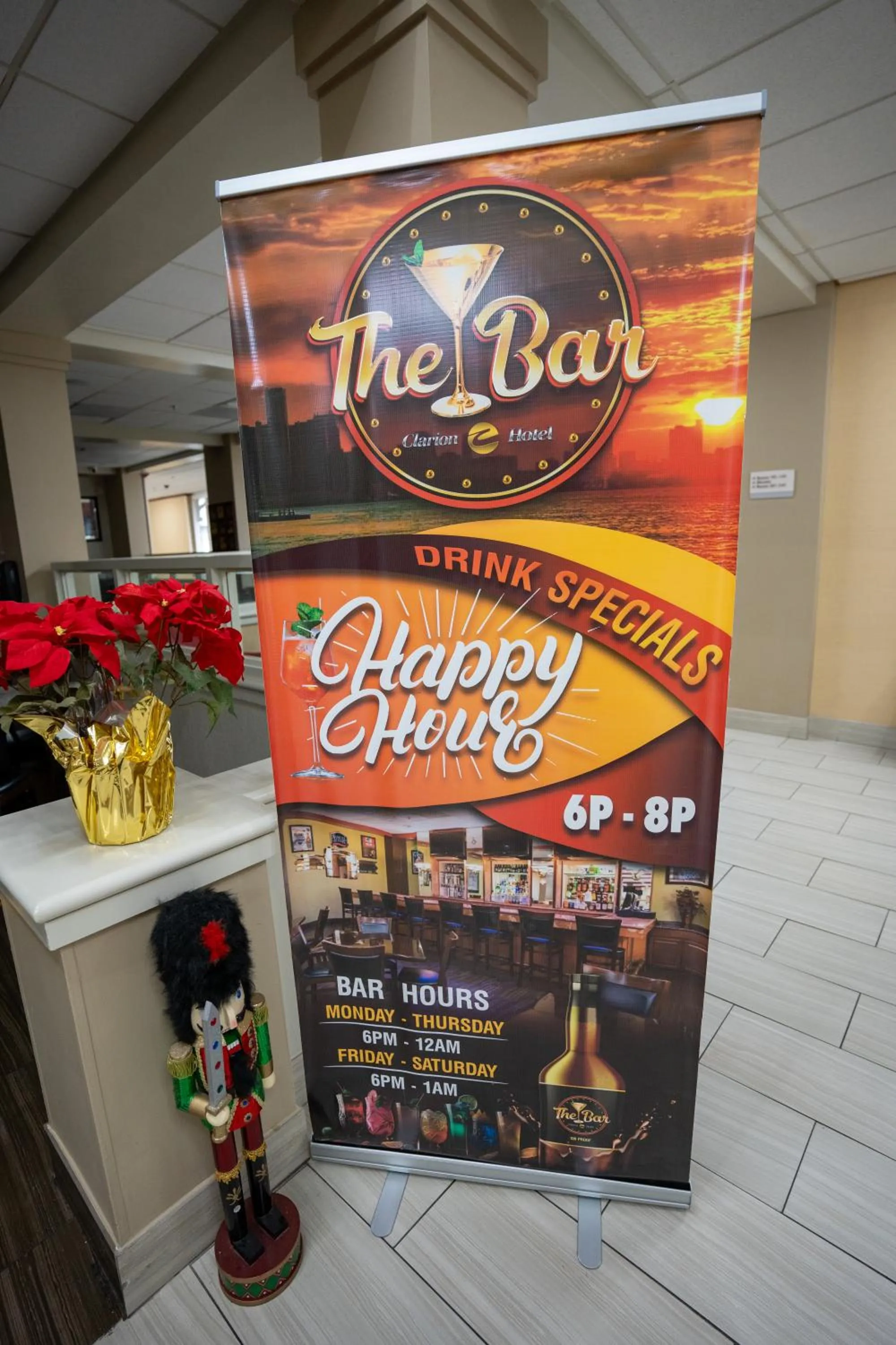 Lounge or bar in Clarion Hotel Detroit Metro Airport