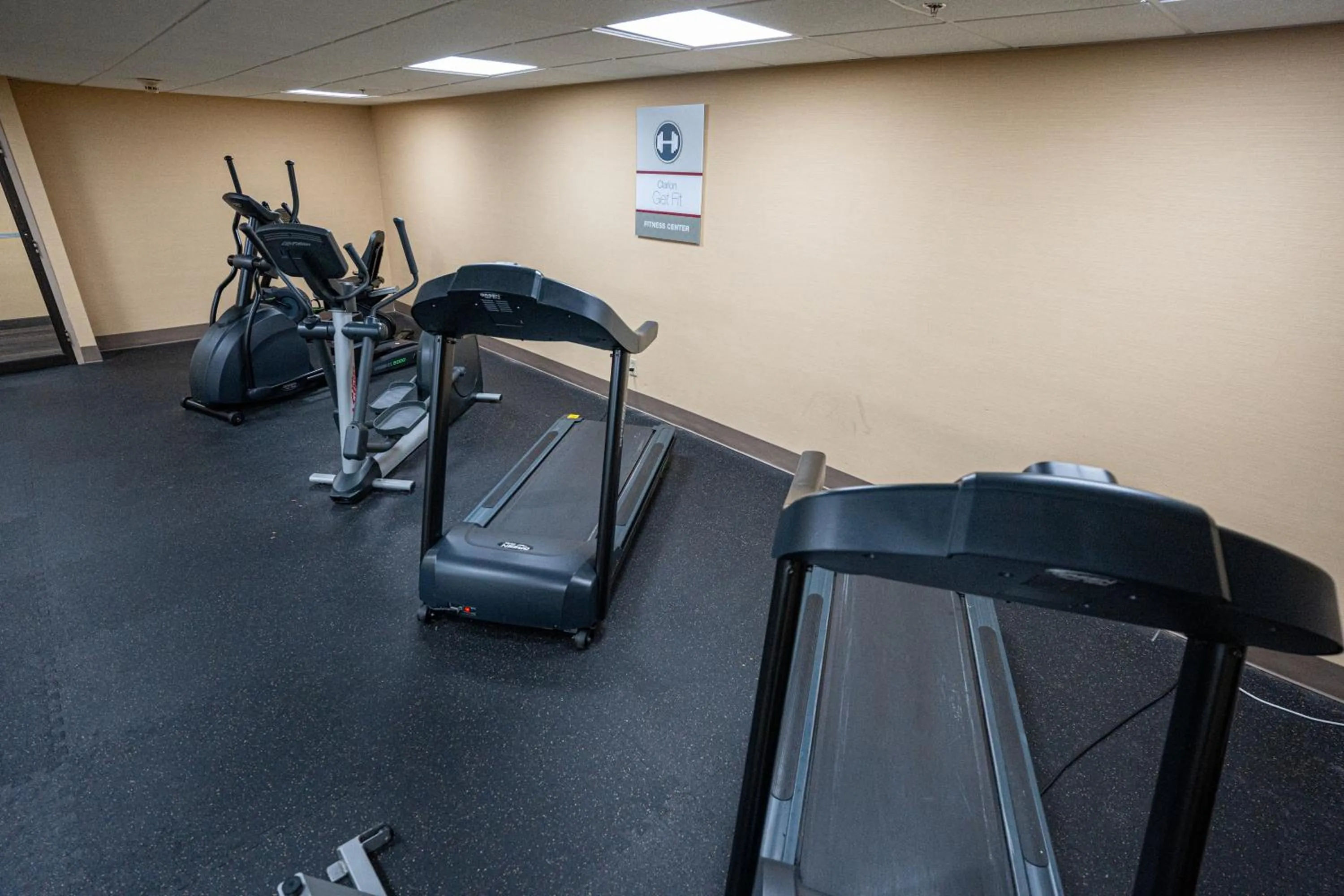 Fitness centre/facilities in Clarion Hotel Detroit Metro Airport