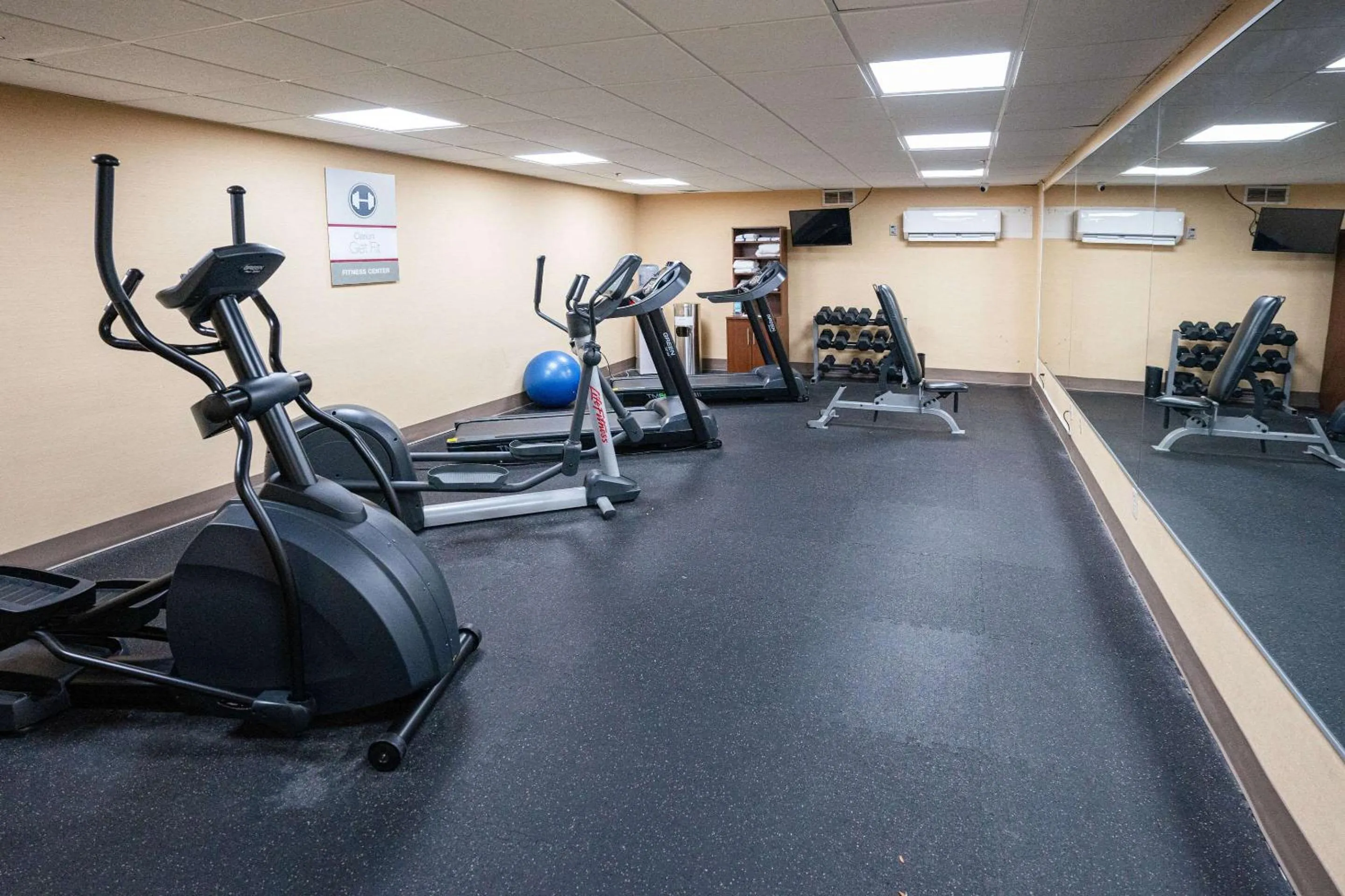 Fitness centre/facilities in Clarion Hotel Detroit Metro Airport