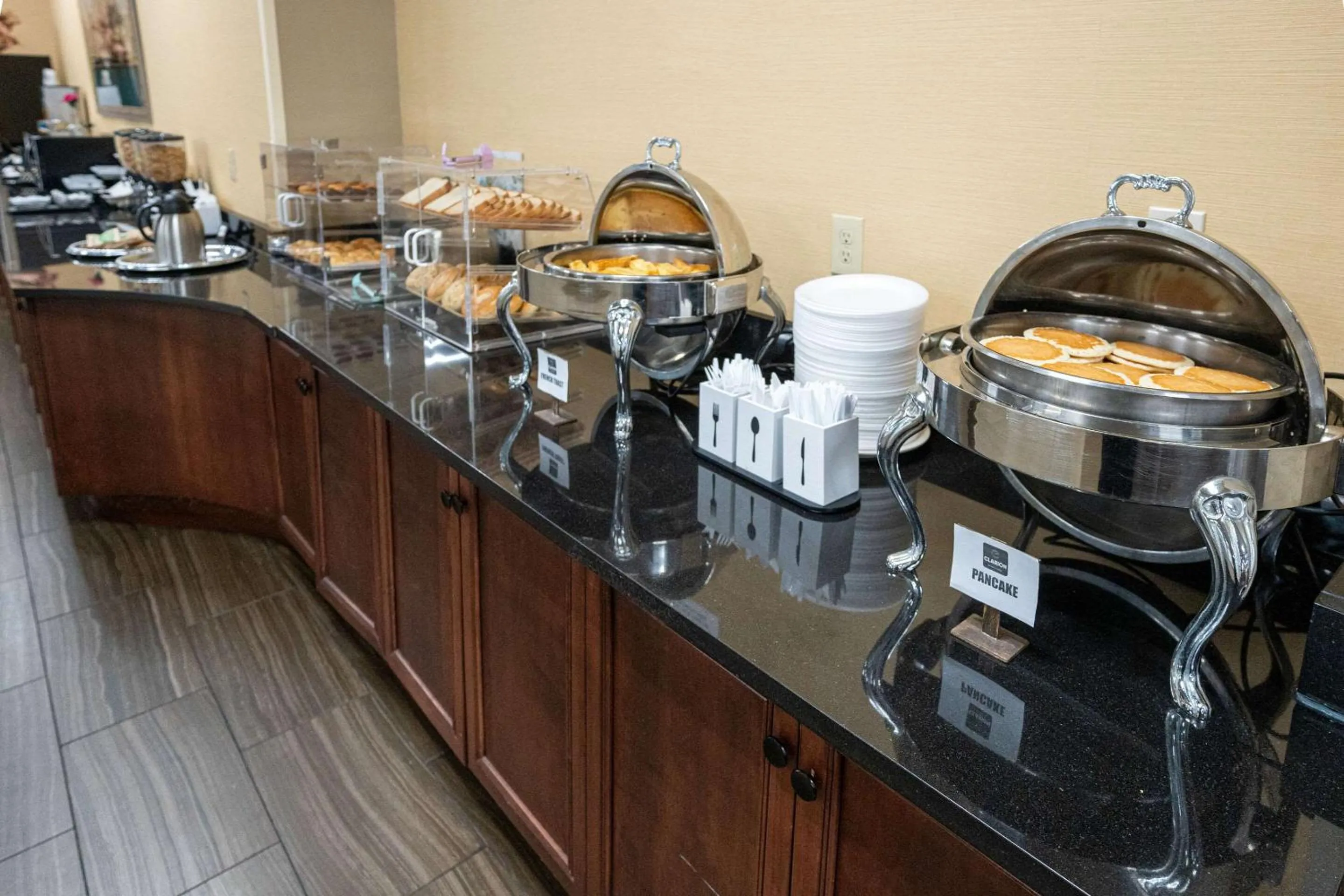 Breakfast in Clarion Hotel Detroit Metro Airport