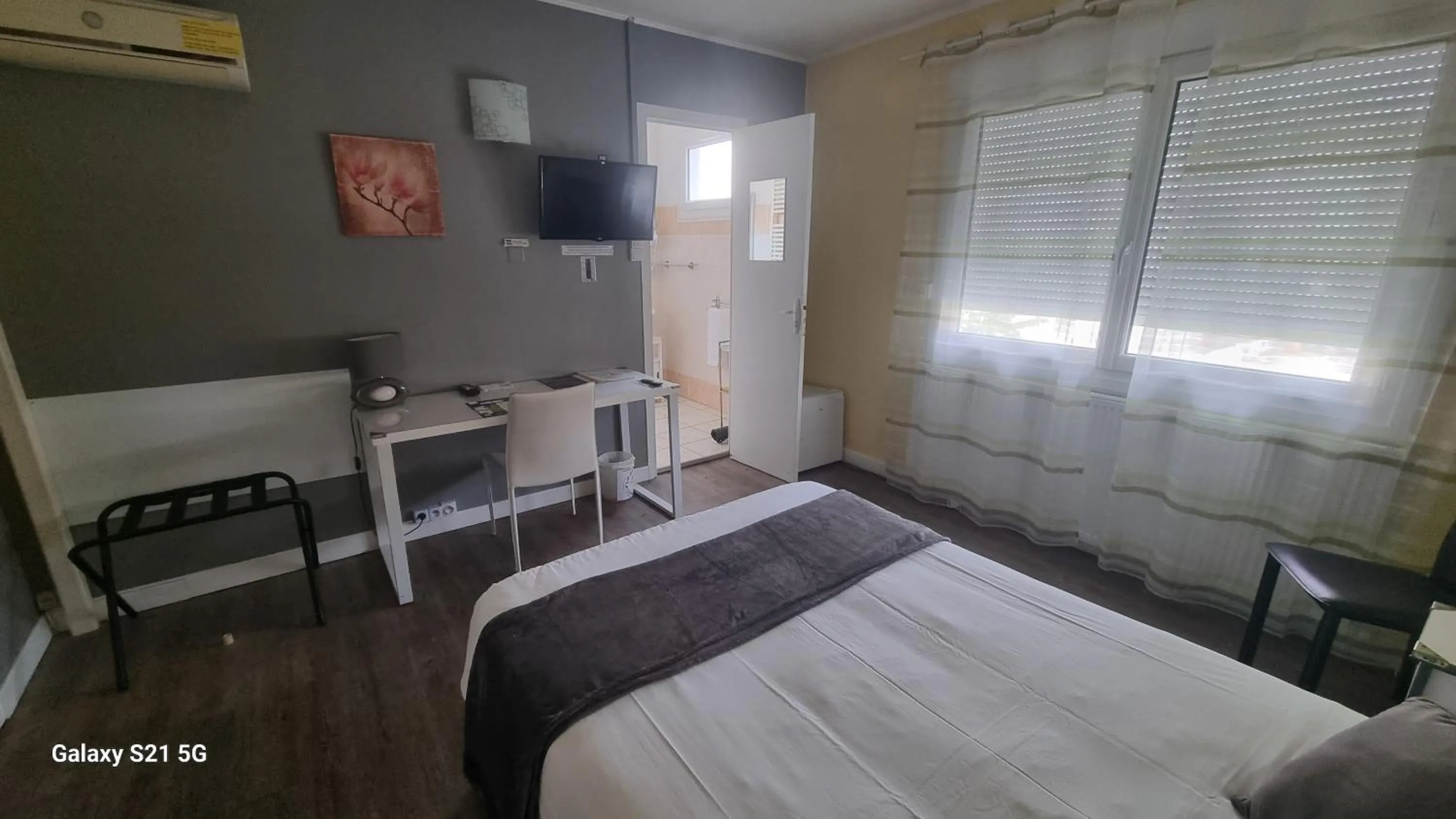 Bed in Hôtel du Tricastin