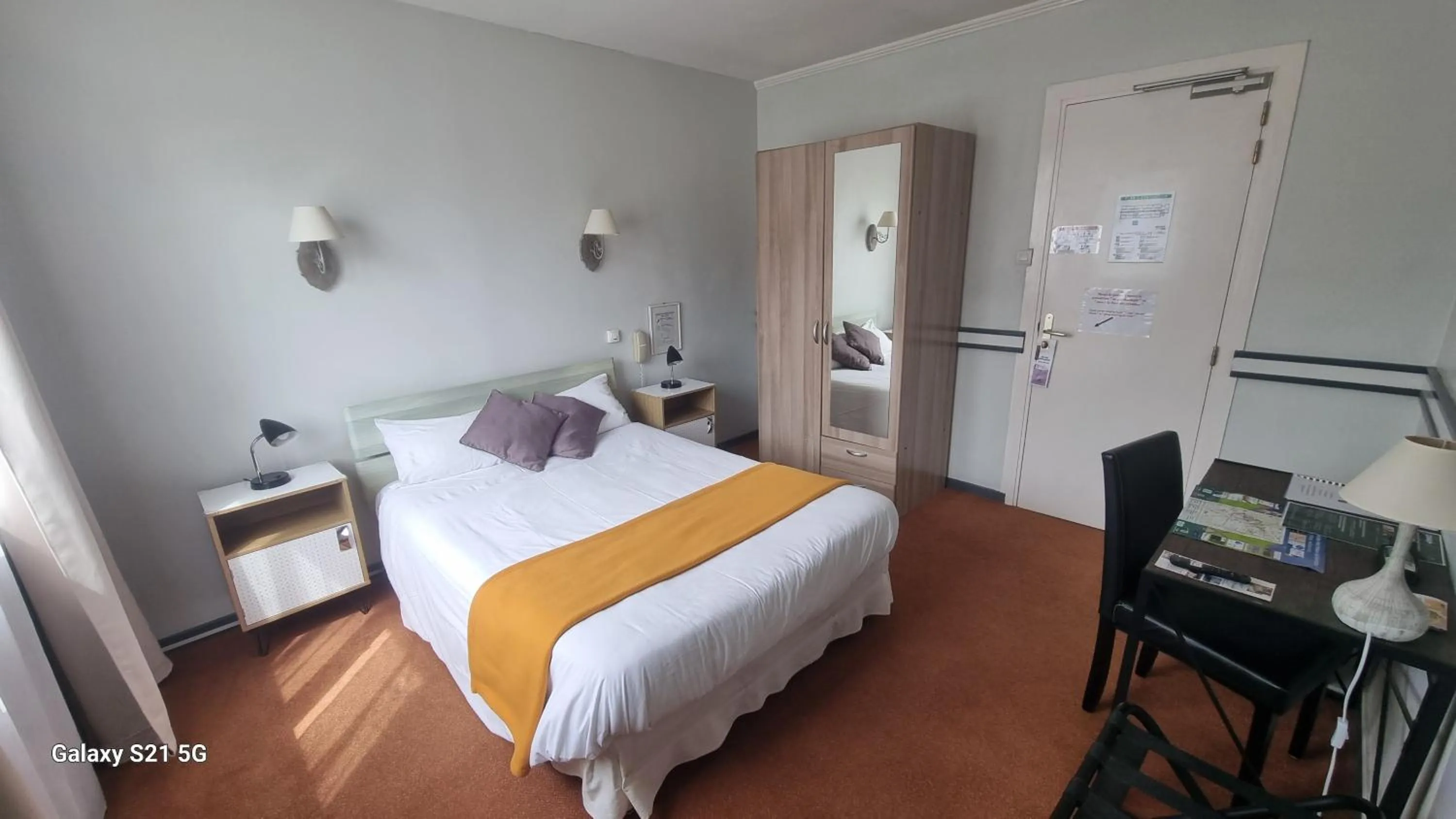 Bed in Hôtel du Tricastin