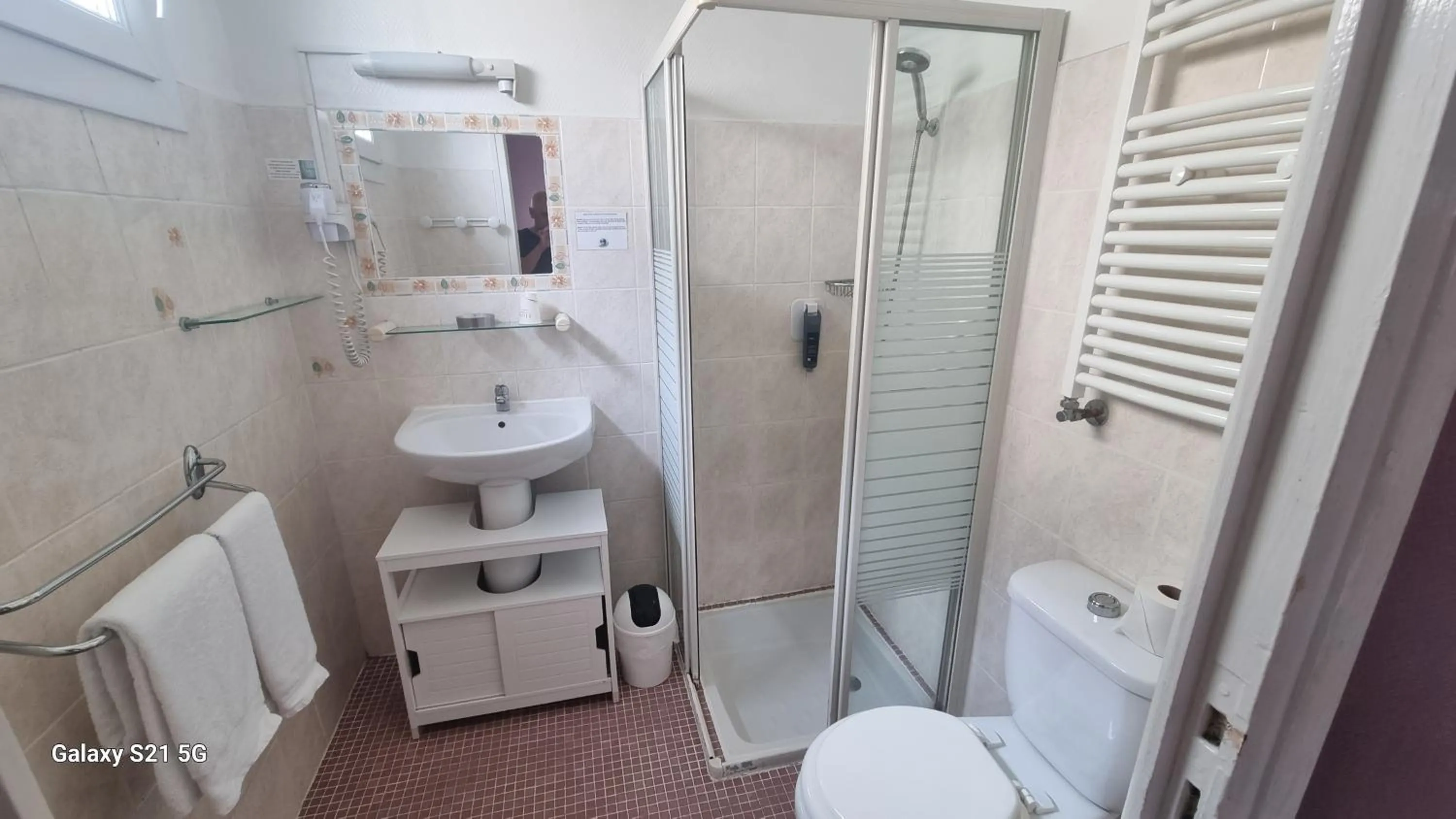 Bathroom in Hôtel du Tricastin