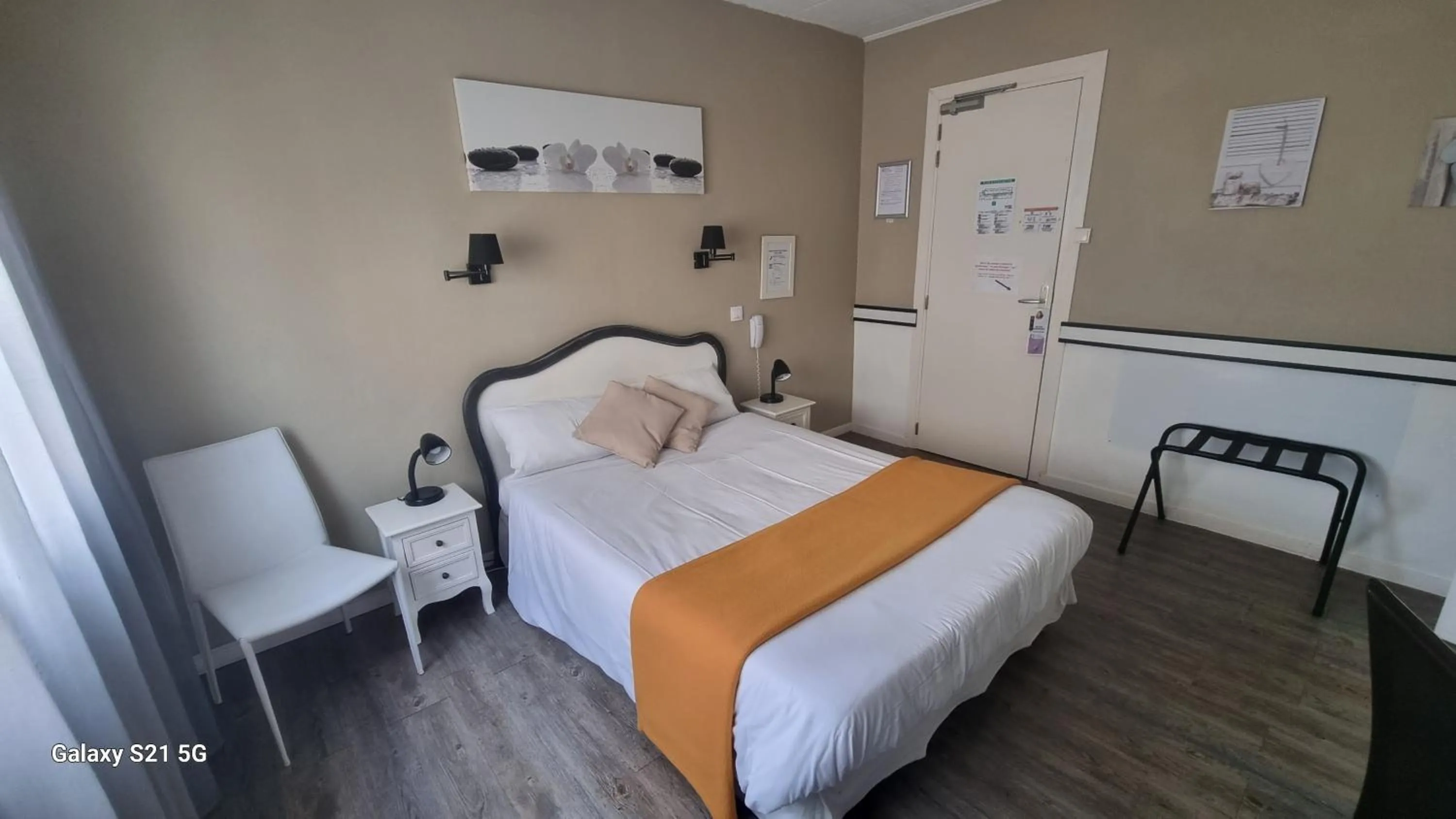 Bed in Hôtel du Tricastin