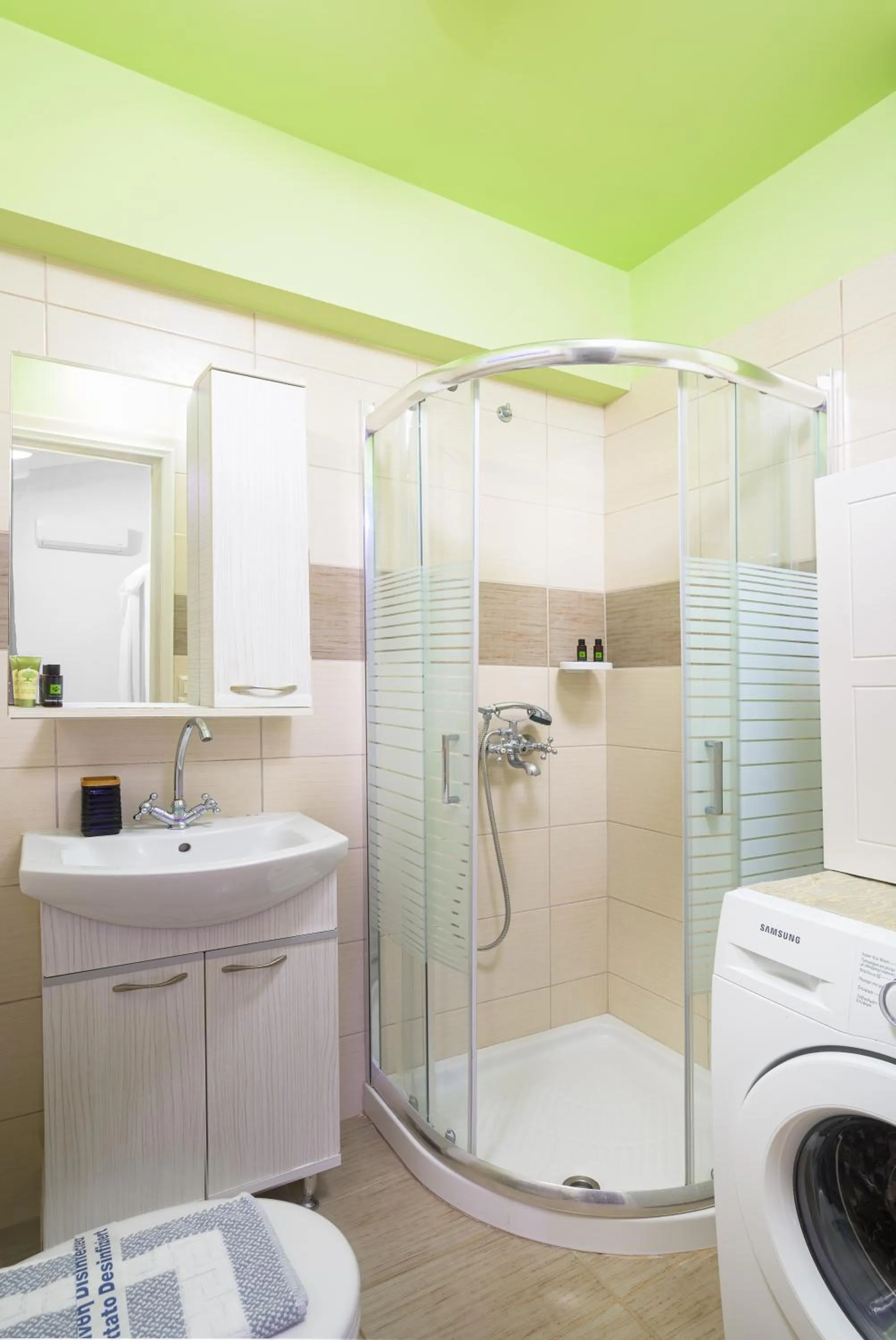 Shower in Aris Studios