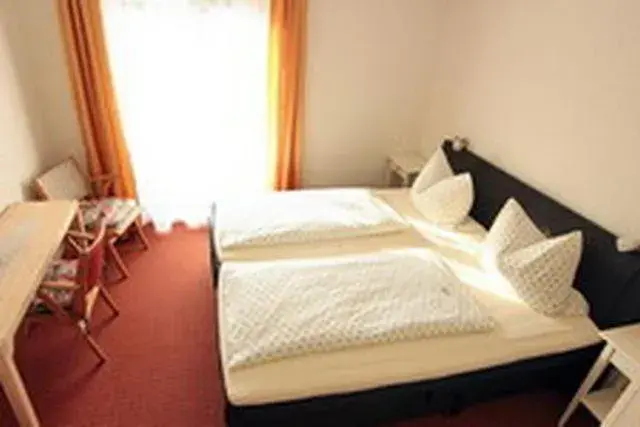 Double Room with Shared Bathroom and Balcony - single occupancy in Gästehaus Meng Double Room with Shared Bathroom and Balcony - single occupancy in Gästehaus Meng