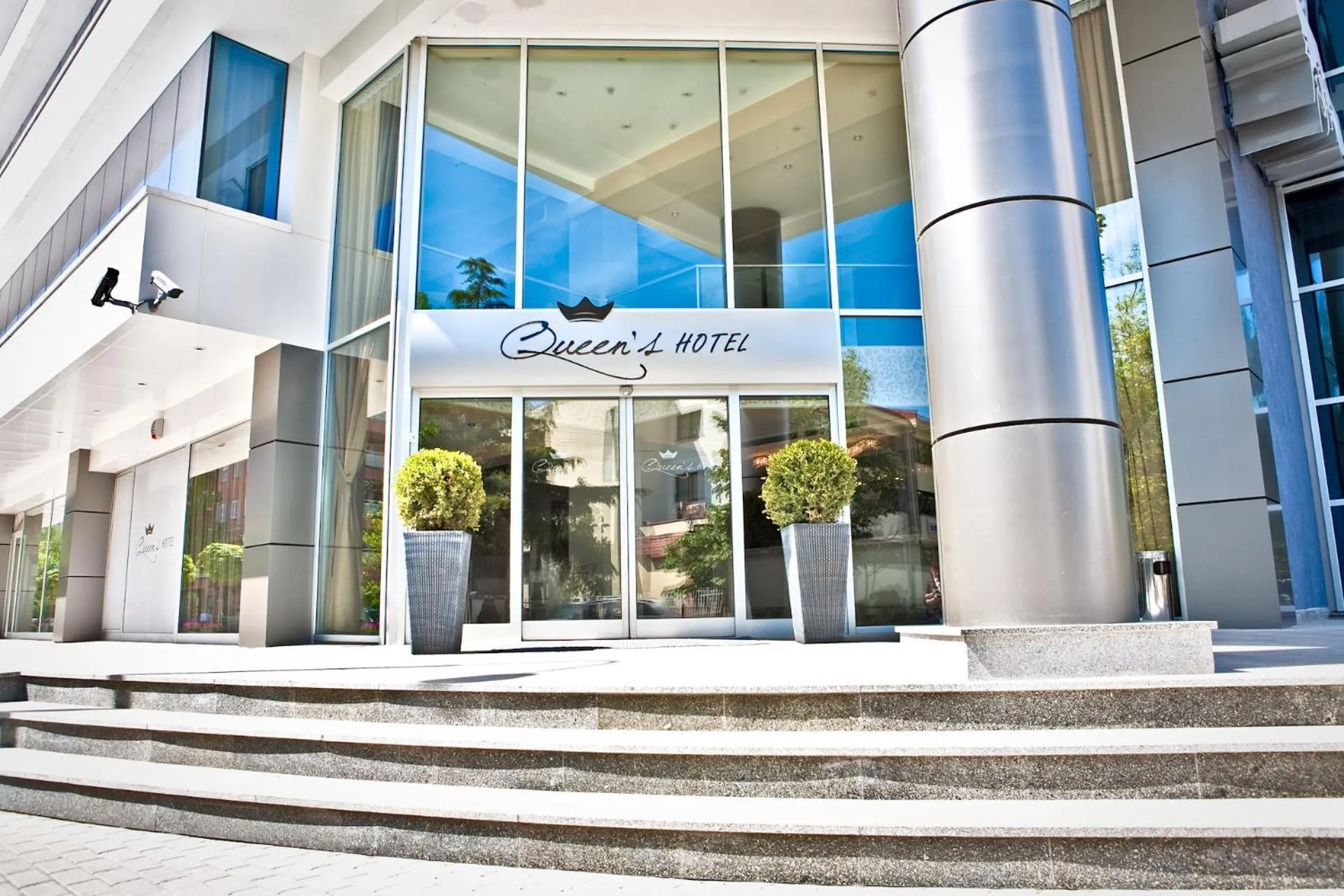 Facade/entrance in Queen's Hotel - Zebra Centre