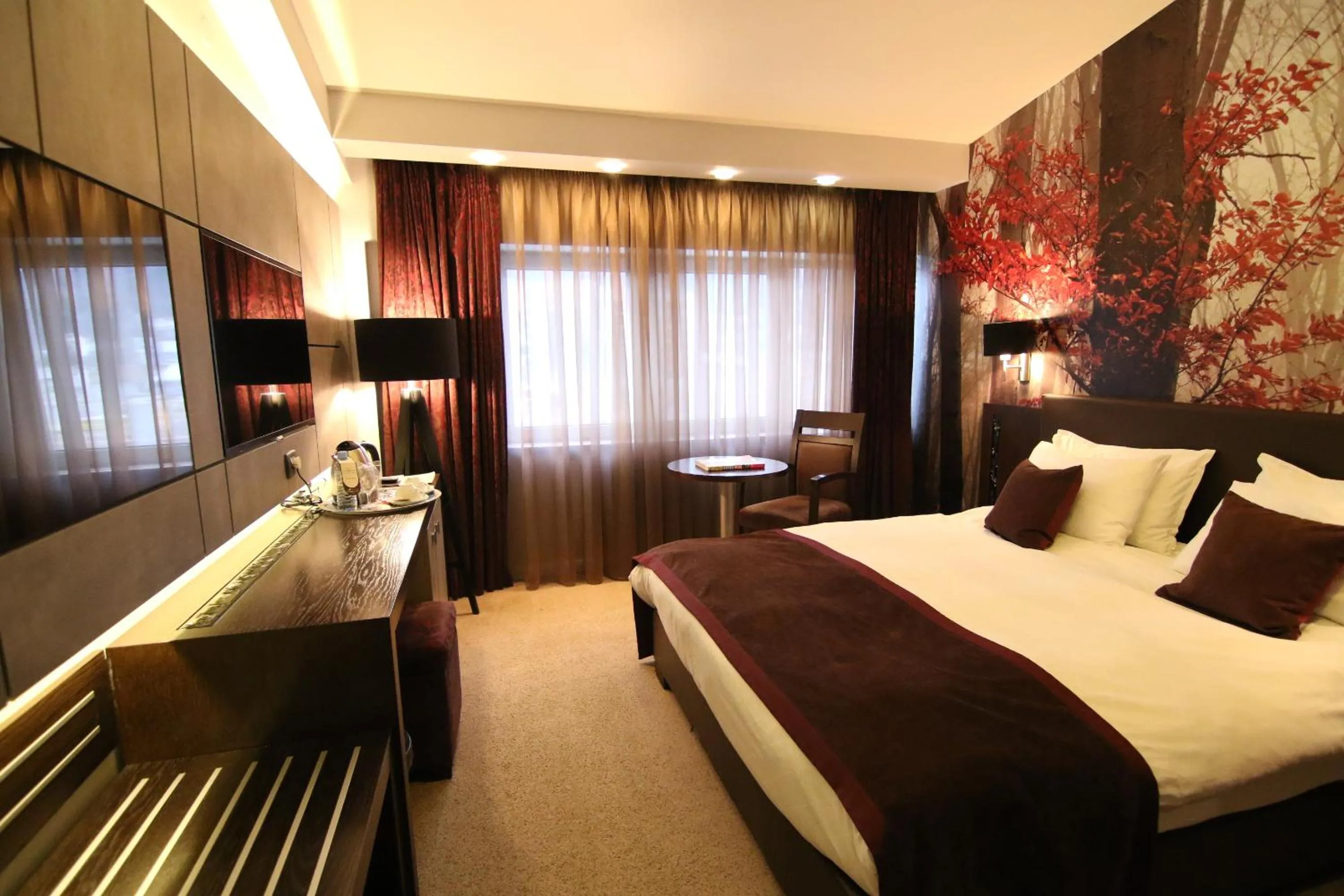 Photo of the whole room, Bed in Queen's Hotel - Zebra Centre