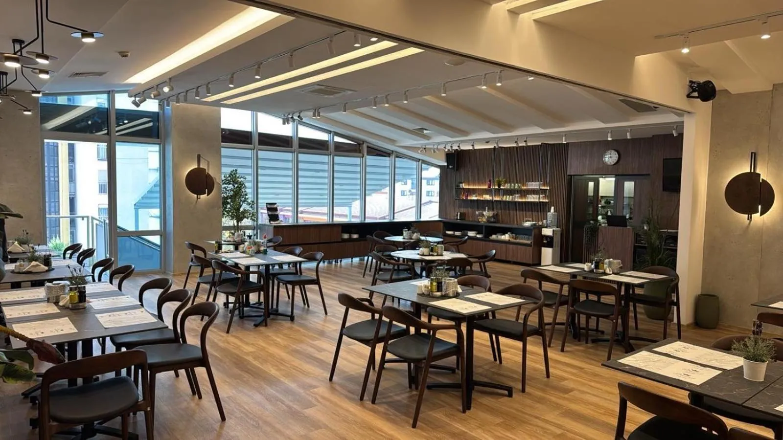 Buffet breakfast in Queen's Hotel - Zebra Centre