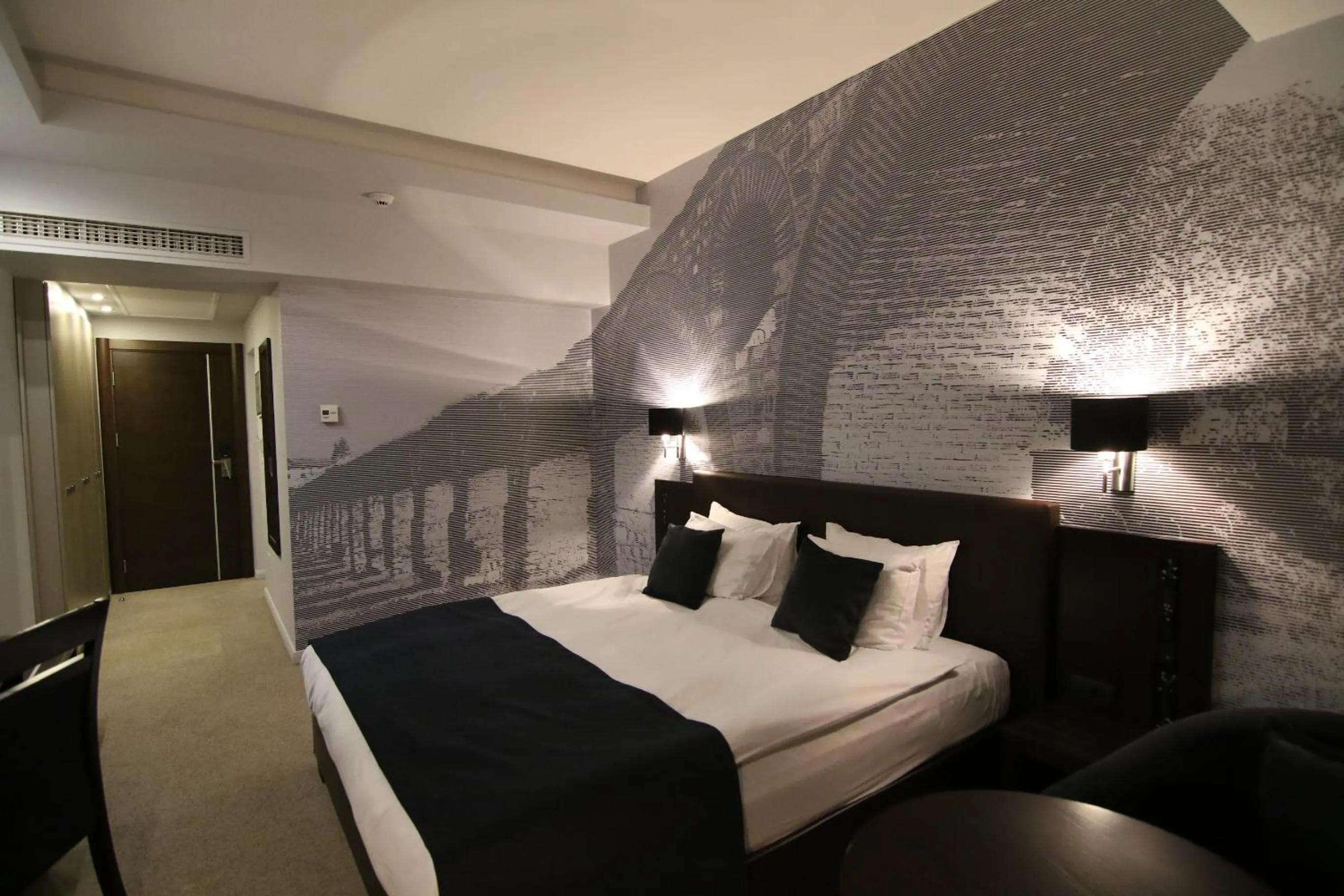 Photo of the whole room, Bed in Queen's Hotel - Zebra Centre