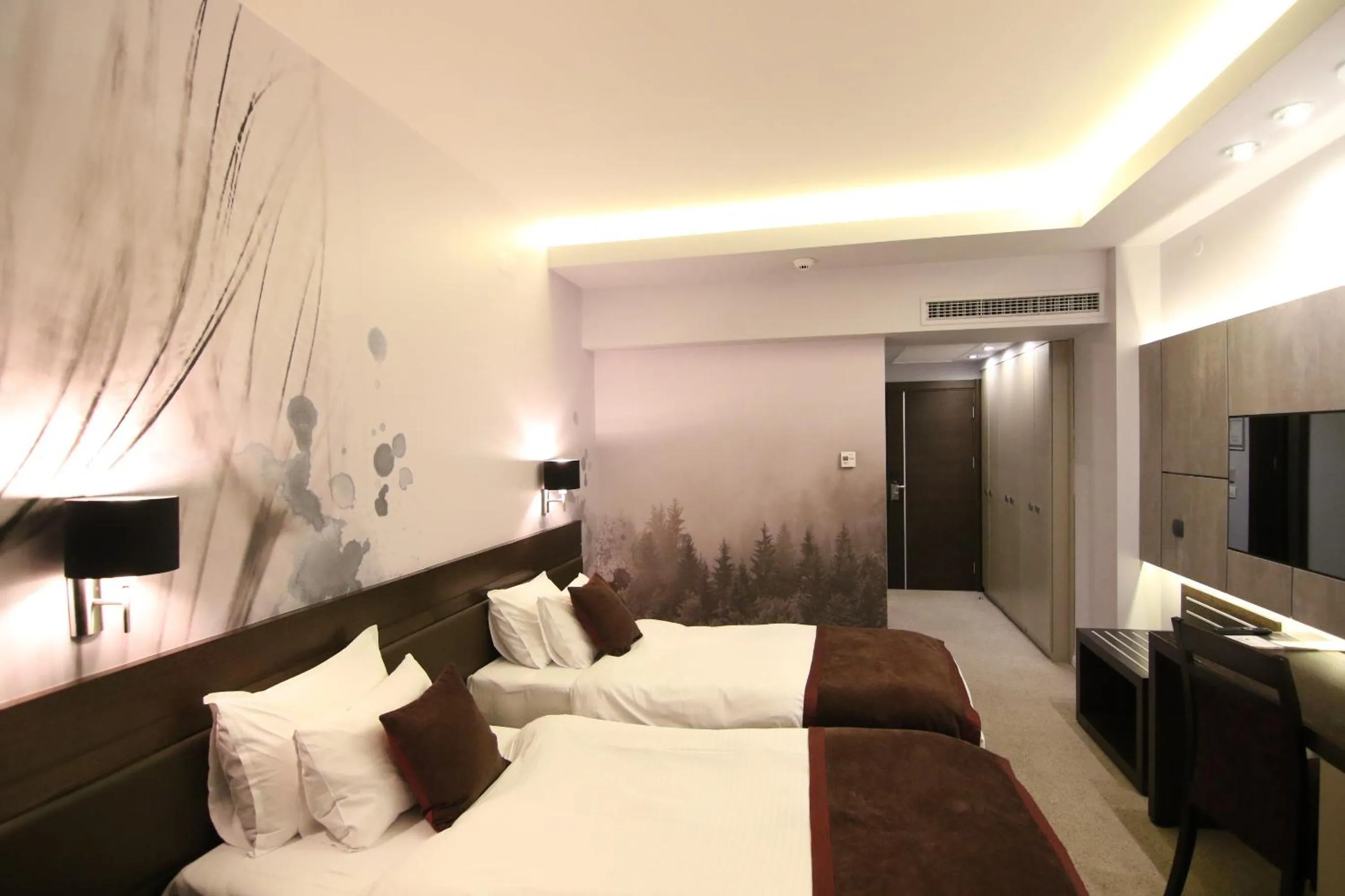 Photo of the whole room, Bed in Queen's Hotel - Zebra Centre