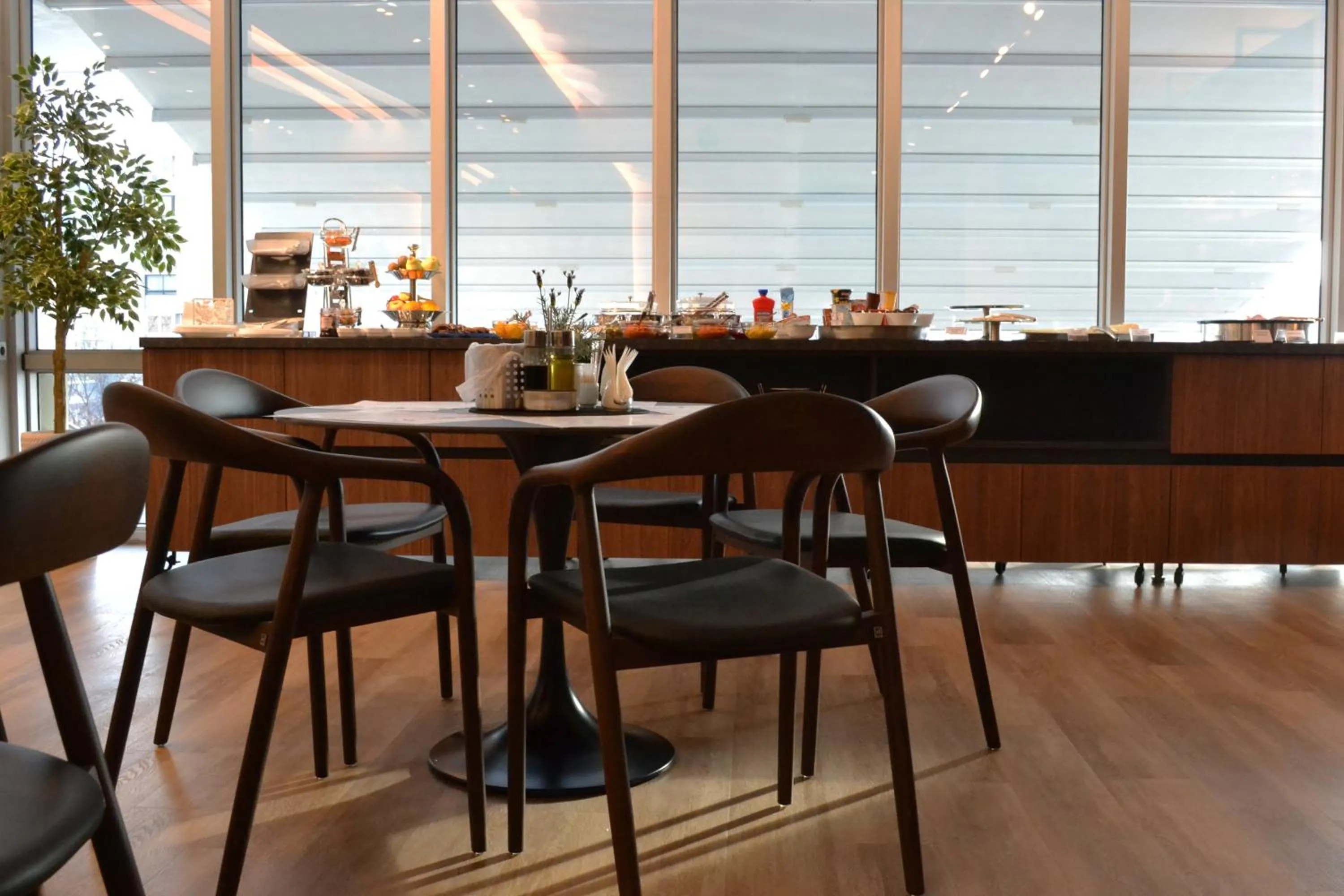 Buffet breakfast in Queen's Hotel - Zebra Centre