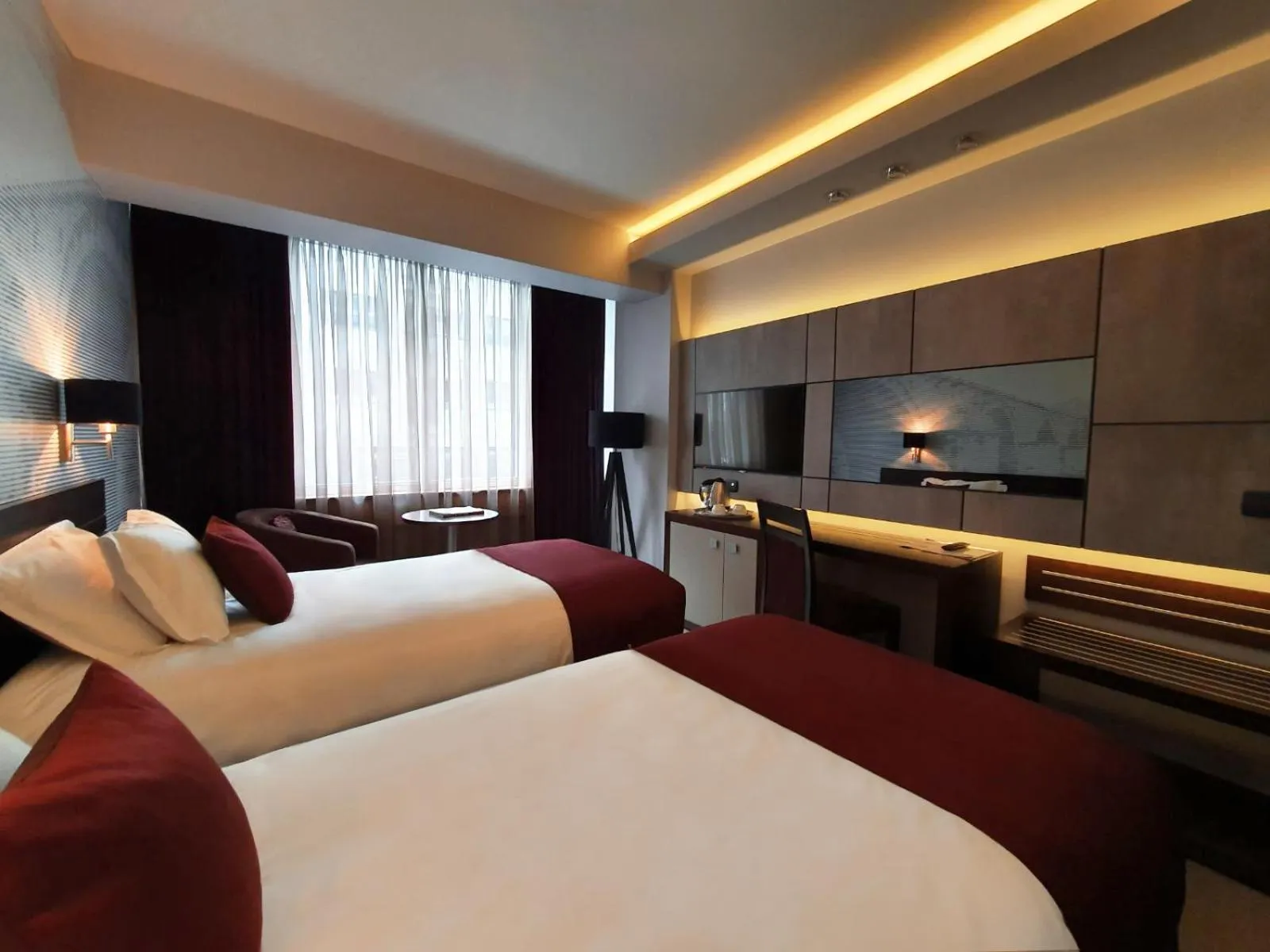 Photo of the whole room, Bed in Queen's Hotel - Zebra Centre