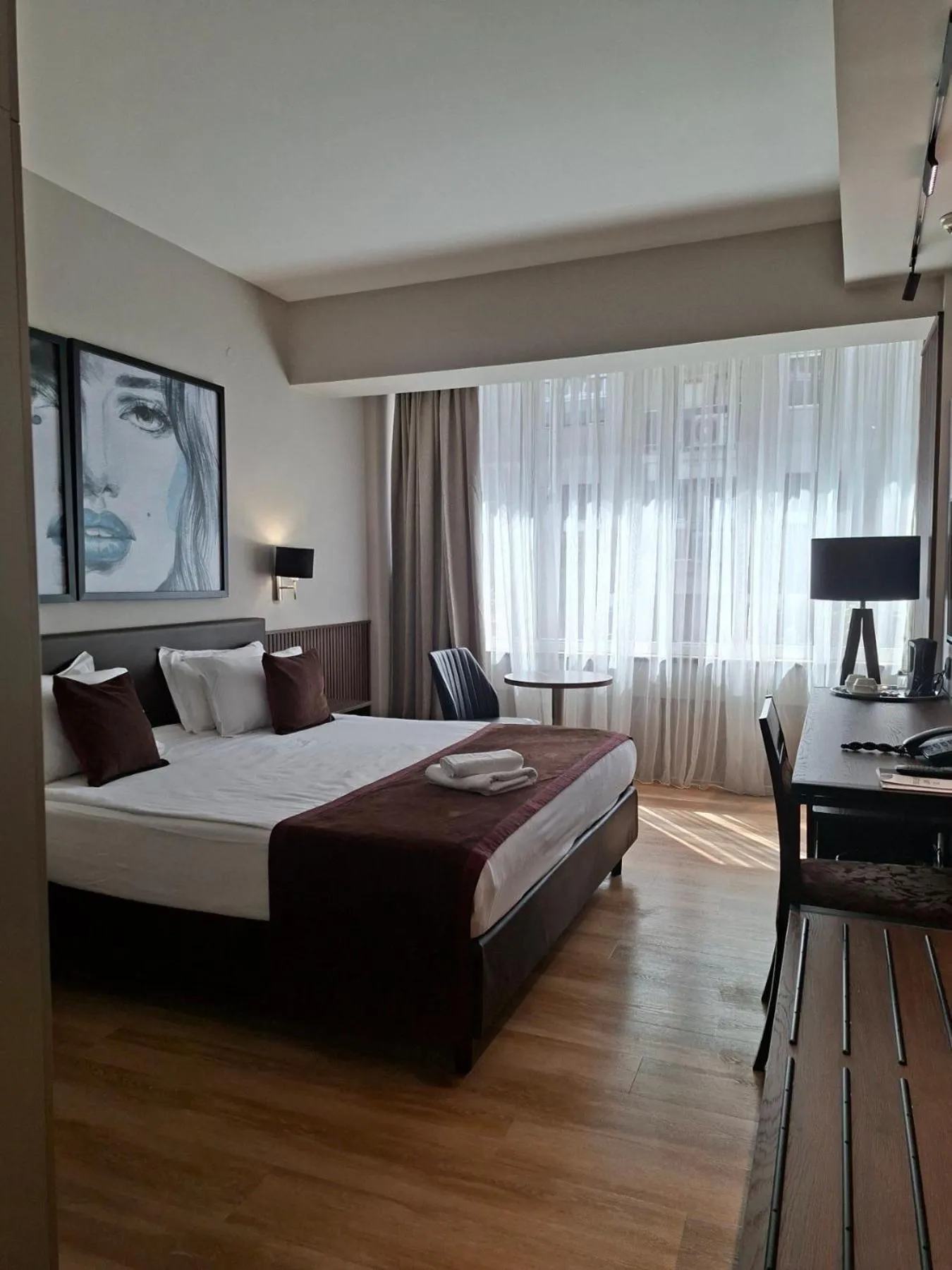 Photo of the whole room, Bed in Queen's Hotel - Zebra Centre