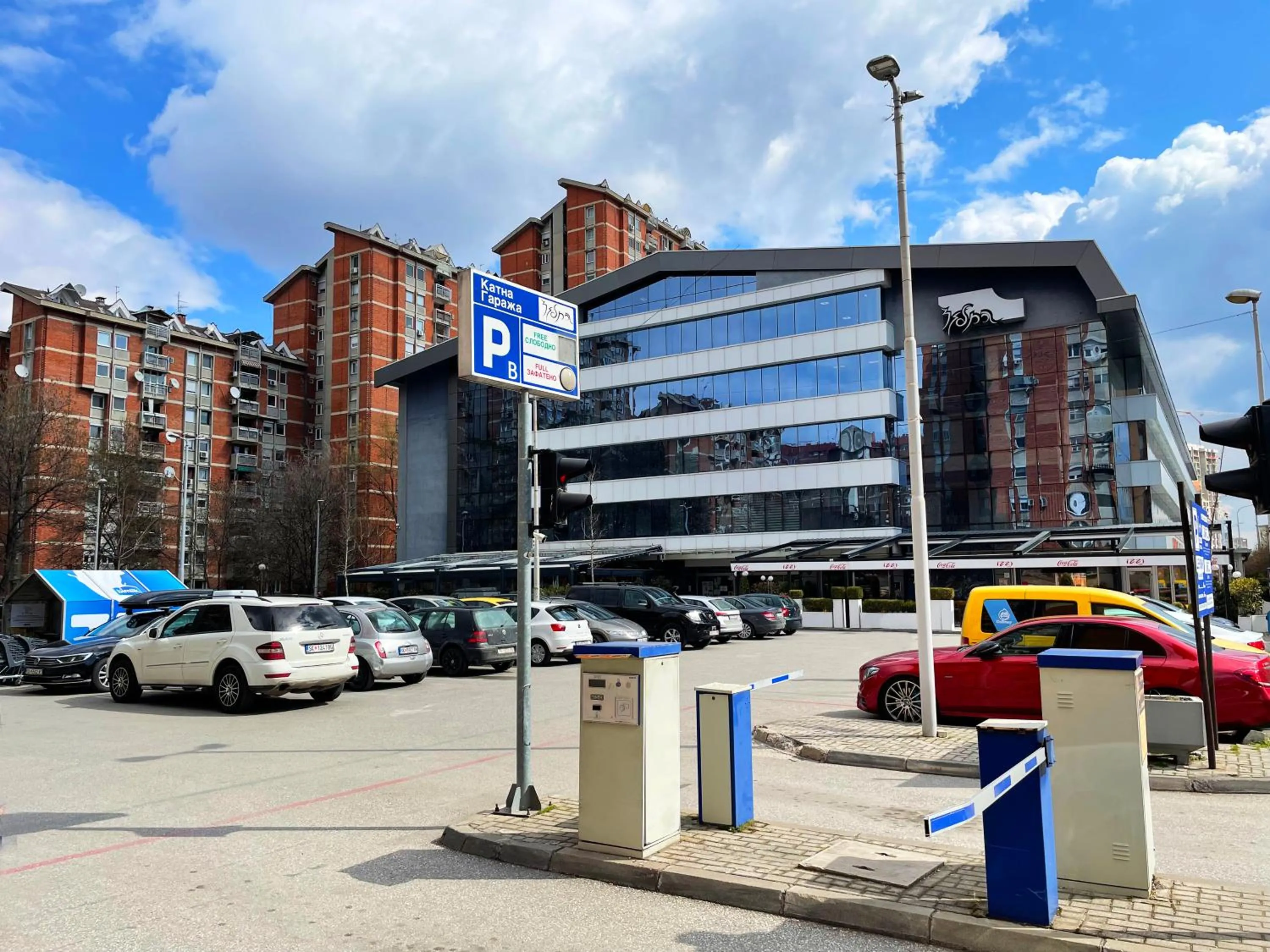 Parking in Queen's Hotel - Zebra Centre
