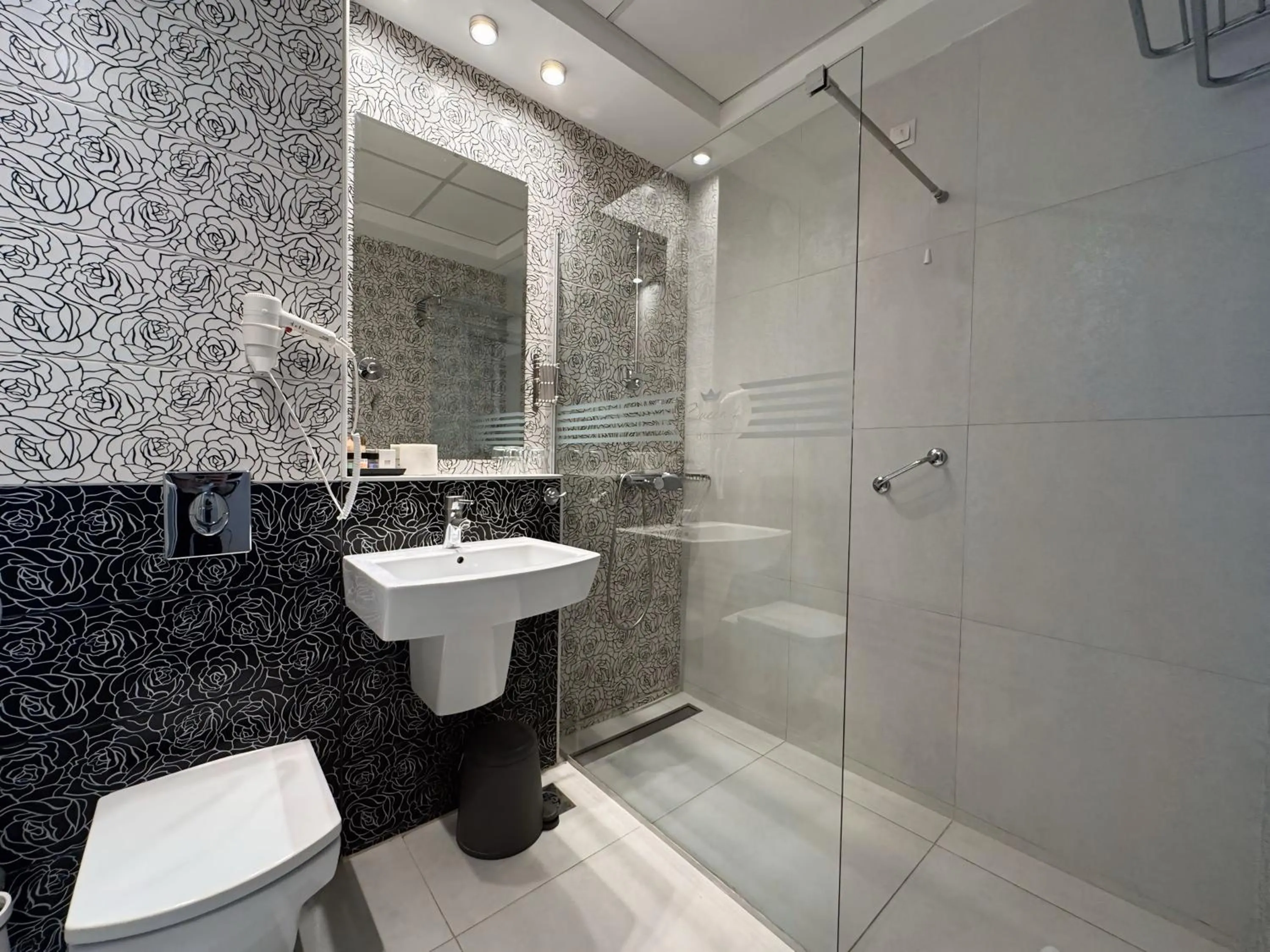 Bathroom in Queen's Hotel - Zebra Centre