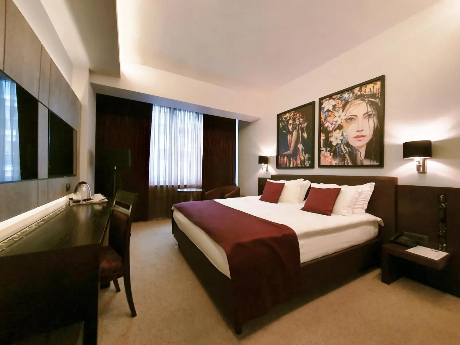 View (from property/room), Bed in Queen's Hotel - Zebra Centre