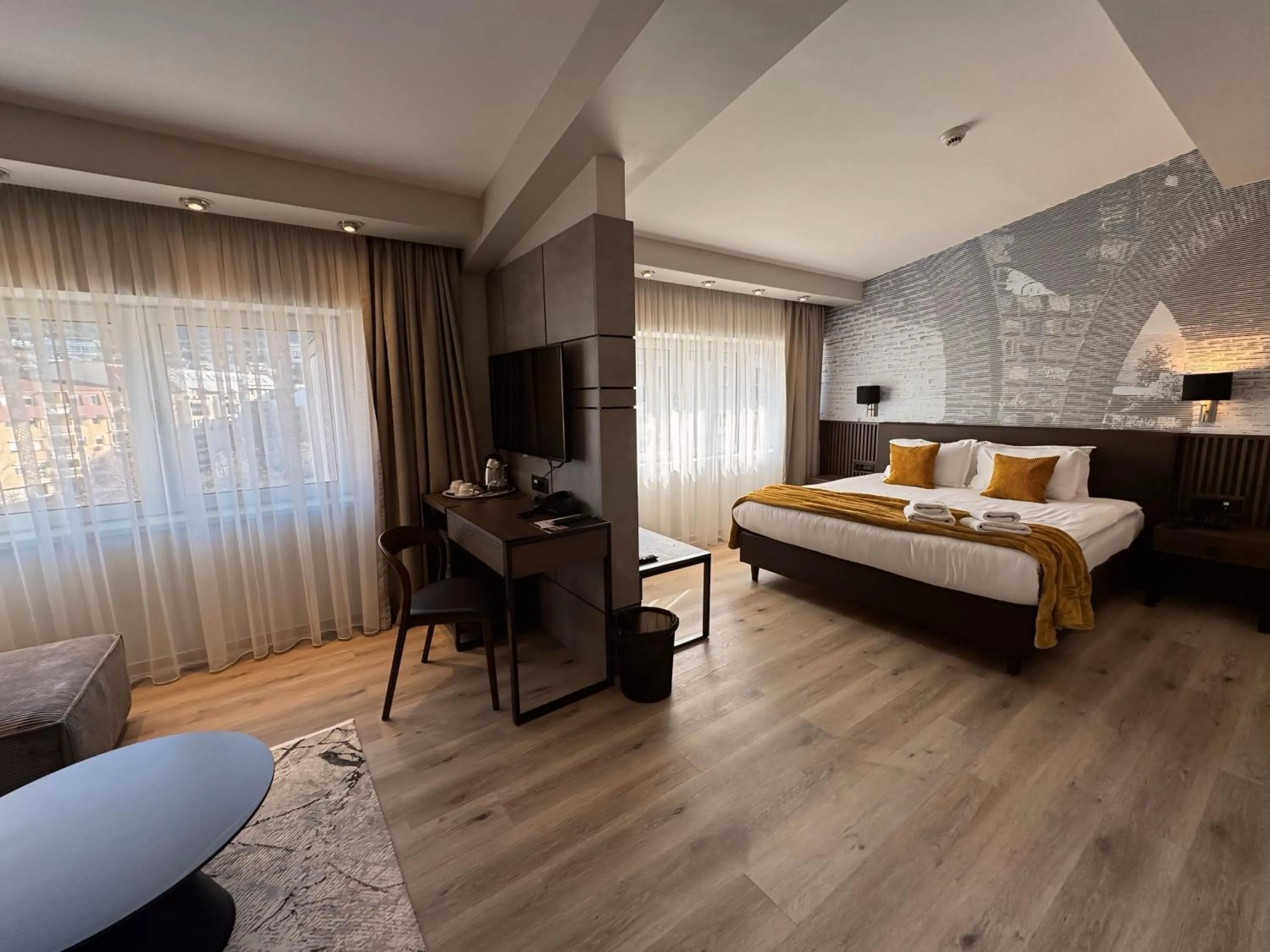 Photo of the whole room, Bed in Queen's Hotel - Zebra Centre