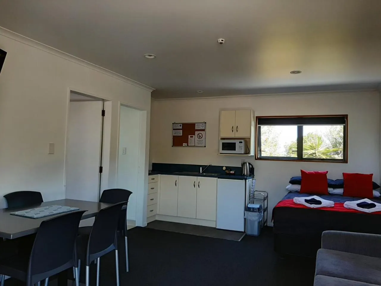 Kitchen or kitchenette in Bayside Motel Whitianga