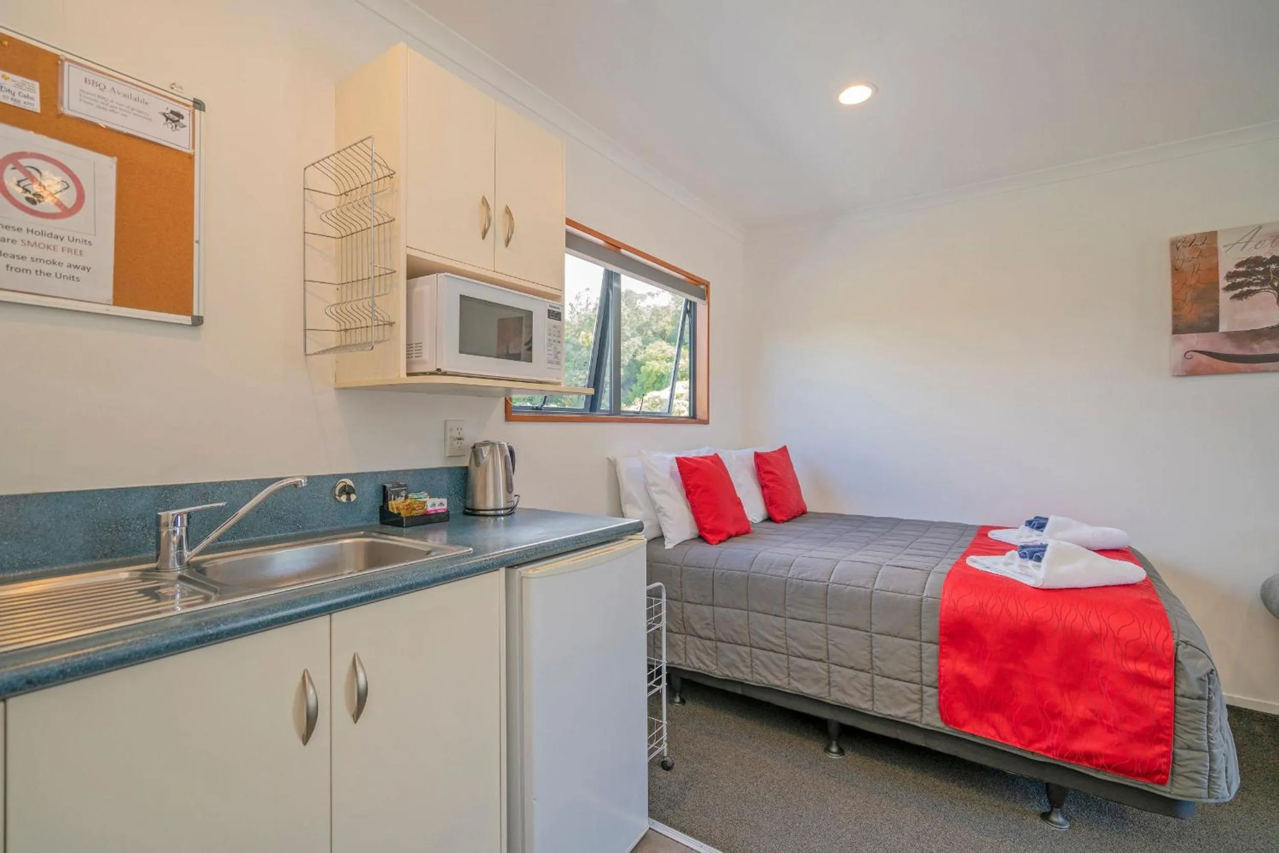 Kitchen or kitchenette in Bayside Motel Whitianga