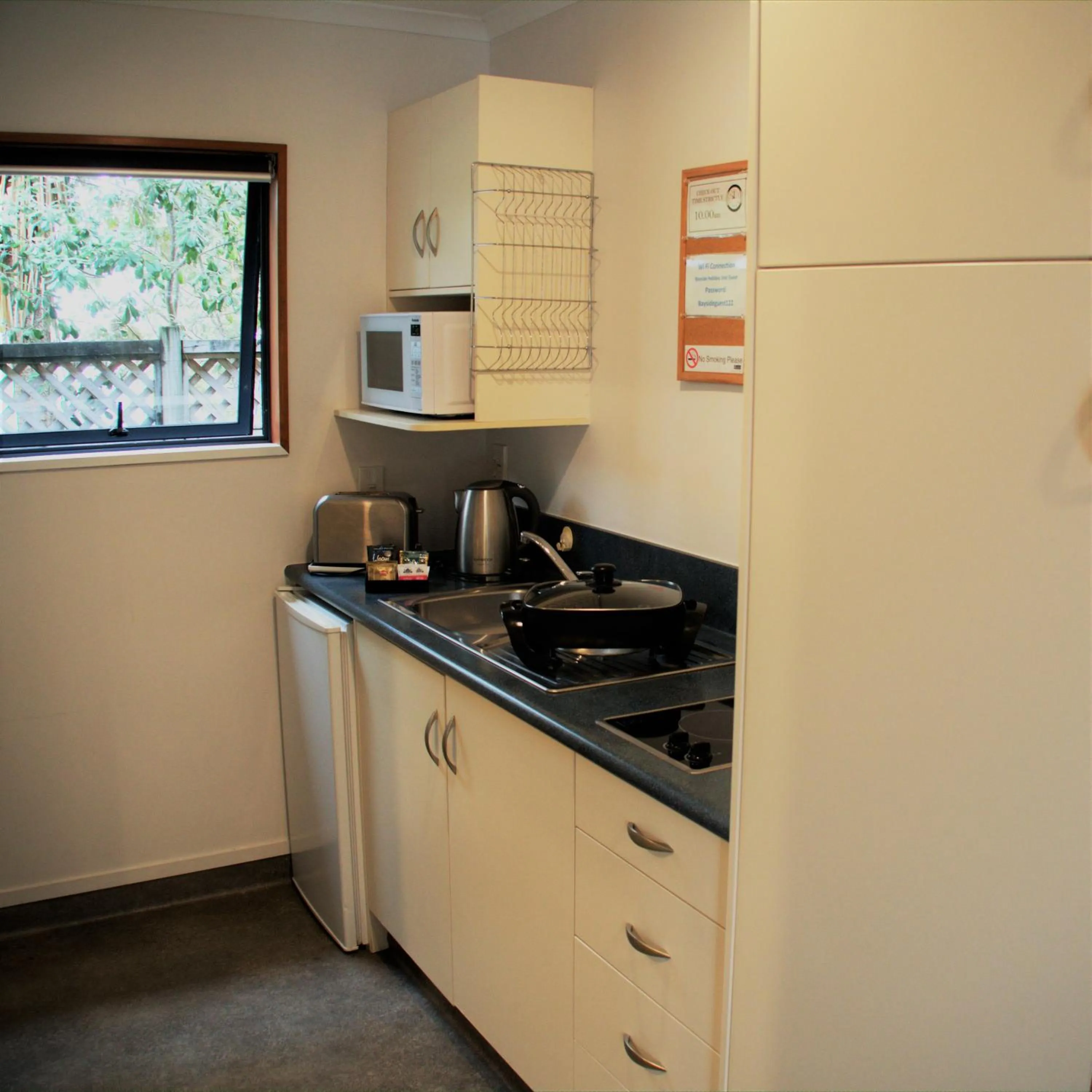 Kitchen or kitchenette in Bayside Motel Whitianga