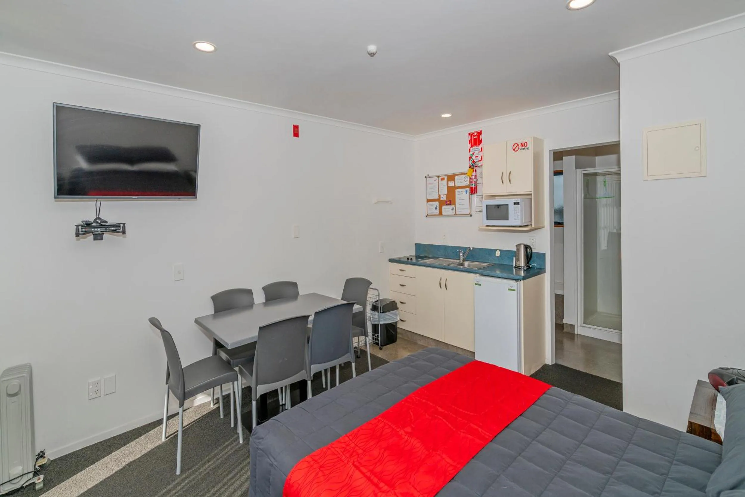 Kitchen or kitchenette in Bayside Motel Whitianga