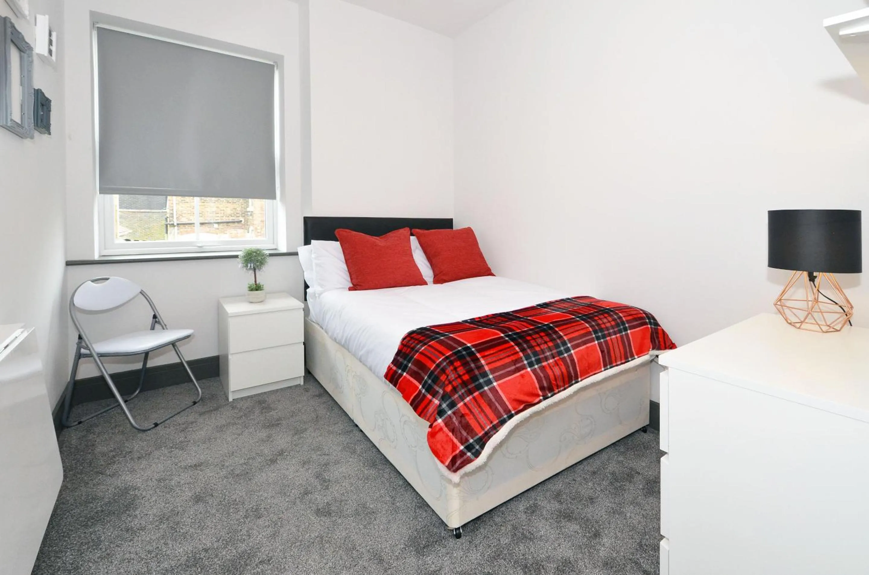 Bedroom, Bed in Townhouse PLUS @ London Road Stoke